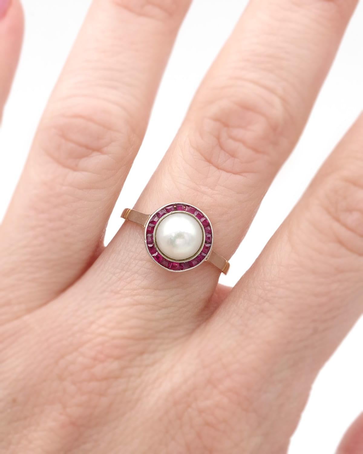 Donna Anello Art Deco con rubino e perla a raggiera in oro 18 carati e platino, anello target in vendita