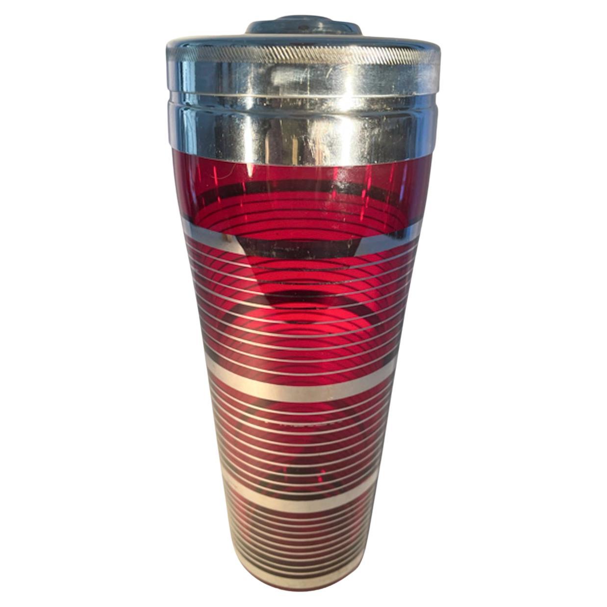 Shaker à cocktail Art Déco rouge rubis avec bandes en platine et couvercle chromé en deux parties