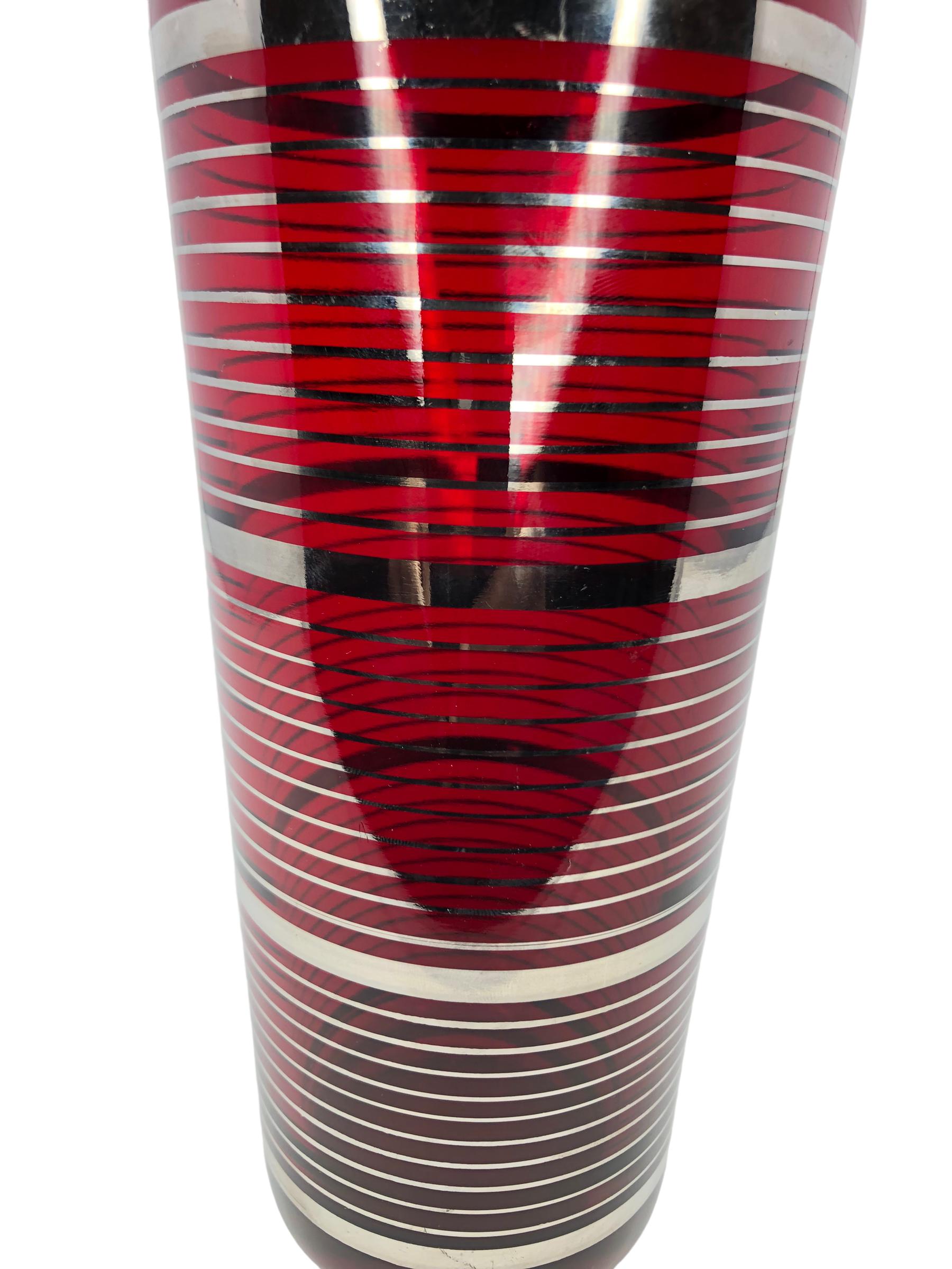 Shakers à cocktail Art déco rouge rubis avec des bandes argentées et un couvercle chromé à versement central. 