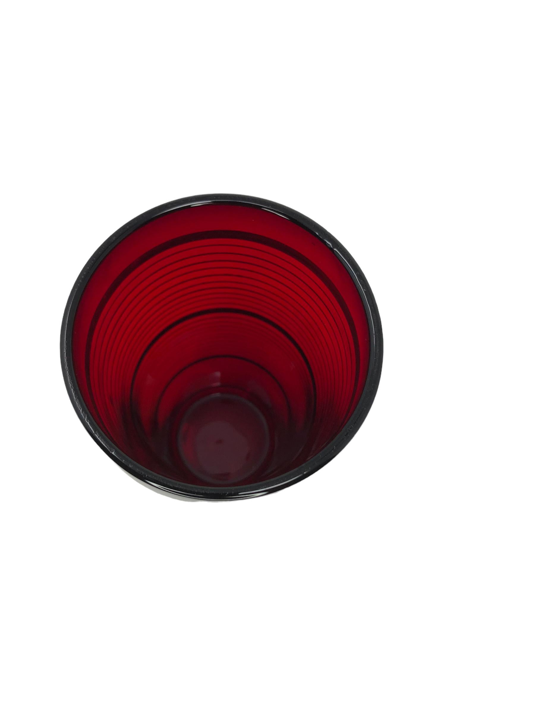 20ième siècle Shaker à cocktail Art Déco rouge rubis avec bandes d'argent et couvercle chromé en vente
