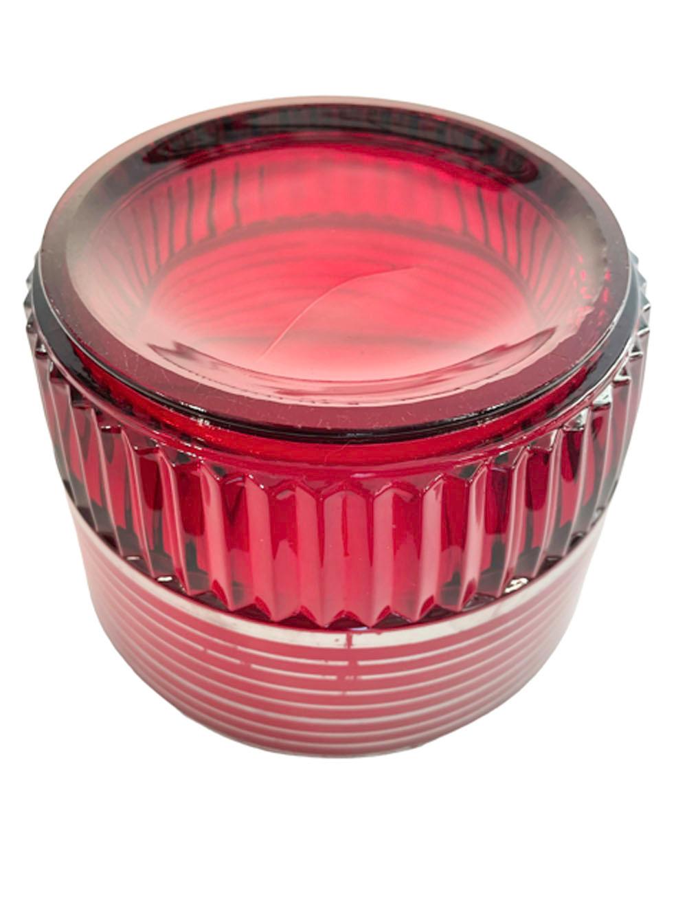 Américain Seau à glace Art Déco rouge rubis à motif « Glaces » de Paden City Glass avec bandes en argent en vente