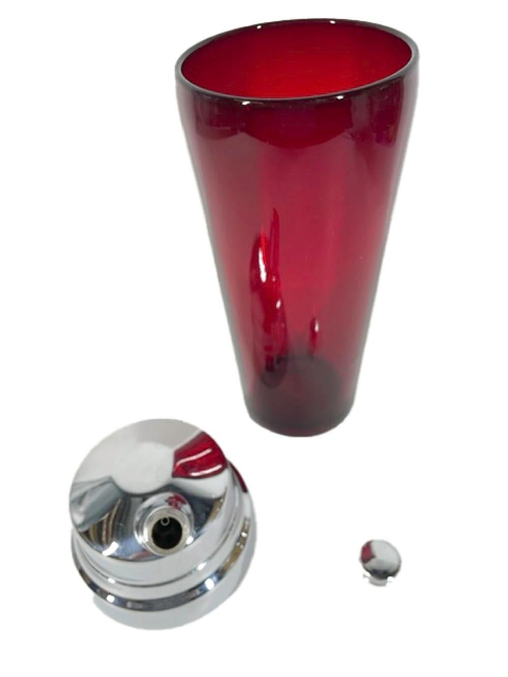 Américain Shaker à cocktail Art Déco en verre rouge rubis avec couvercle à haut dôme chromé à gradins