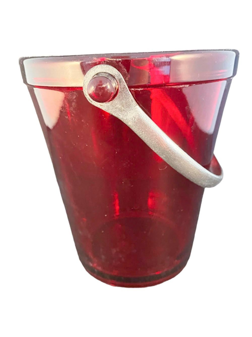 Art déco Seau à glace Art Déco en verre rouge rubis avec poignée en métal chromé par Fostoria en vente