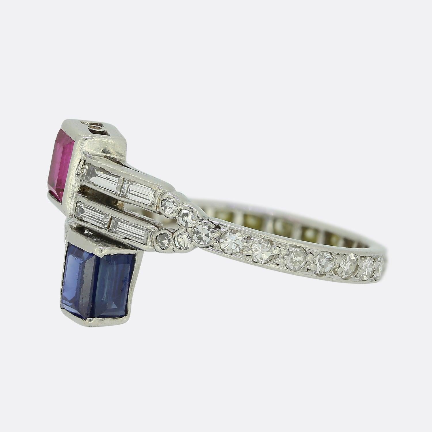 Hier haben wir einen atemberaubenden Art Deco Toi et Moi (Du und ich) Ring. Das Stück besteht aus einem Duo von unerhitzten, rechteckigen Rubinen und Saphiren, die in der Mitte senkrecht zueinander auf Spannung gesetzt sind. Vier Paare von Diamanten