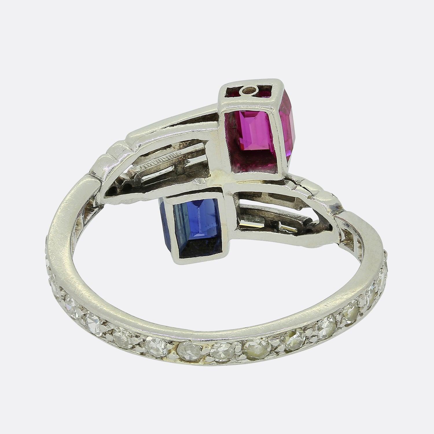 Art Deco Ring mit Rubin, Saphir und Diamant Toi Et Moi (Baguetteschliff) im Angebot