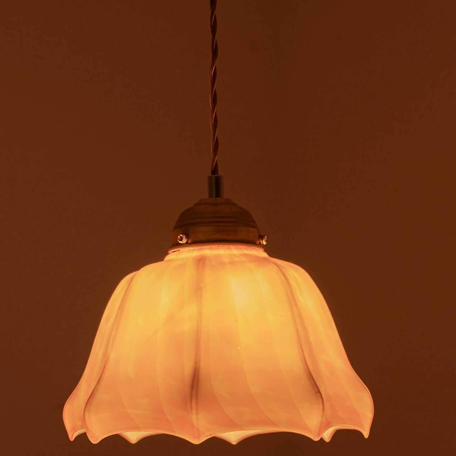 Art Deco geraffte Murano mundgeblasenes Glas Anhänger rosa marmoriert, 1970 im Angebot 2