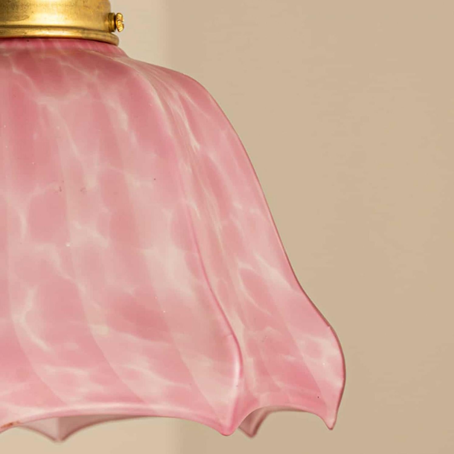 Art Deco geraffte Murano mundgeblasenes Glas Anhänger rosa marmoriert, 1970 (Art déco) im Angebot