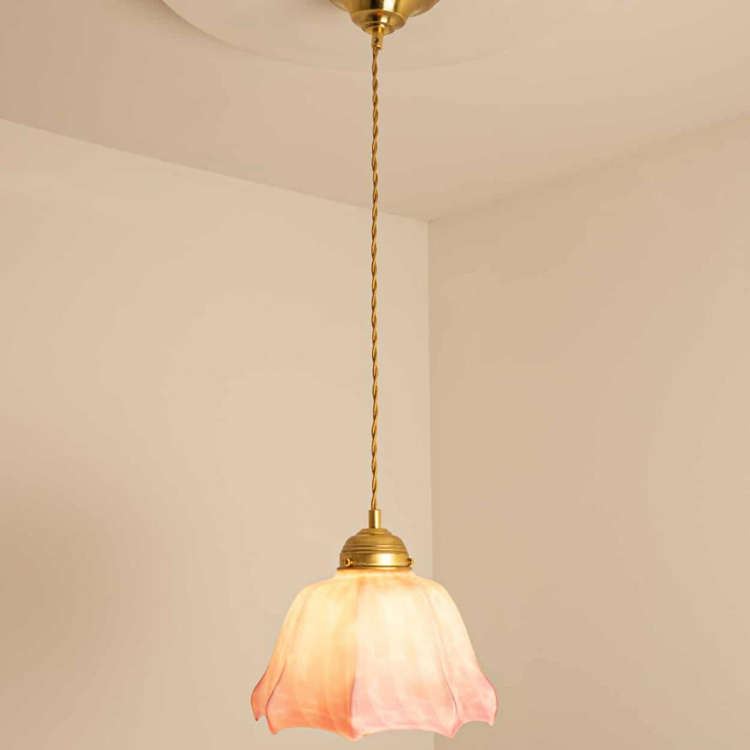 Art Deco geraffte Murano mundgeblasenes Glas Anhänger rosa marmoriert, 1970 im Zustand „Gut“ im Angebot in Rijssen, NL