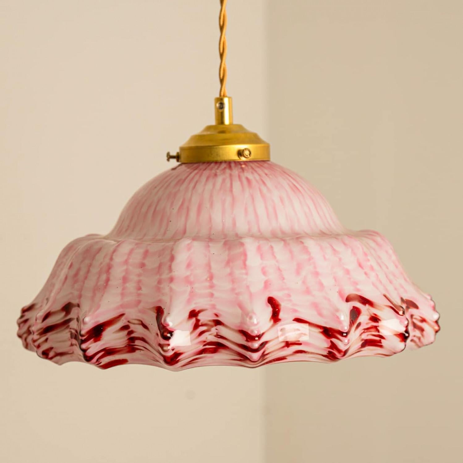 Bellissimo ciondolo in vetro di Murano soffiato a mano e increspato, 1970.

Questo pezzo raro è un vero e proprio colpo d'occhio e si adatta a molti interni diversi.

Il vetro sembra arruffato grazie alla splendida lavorazione del vetro di Murano