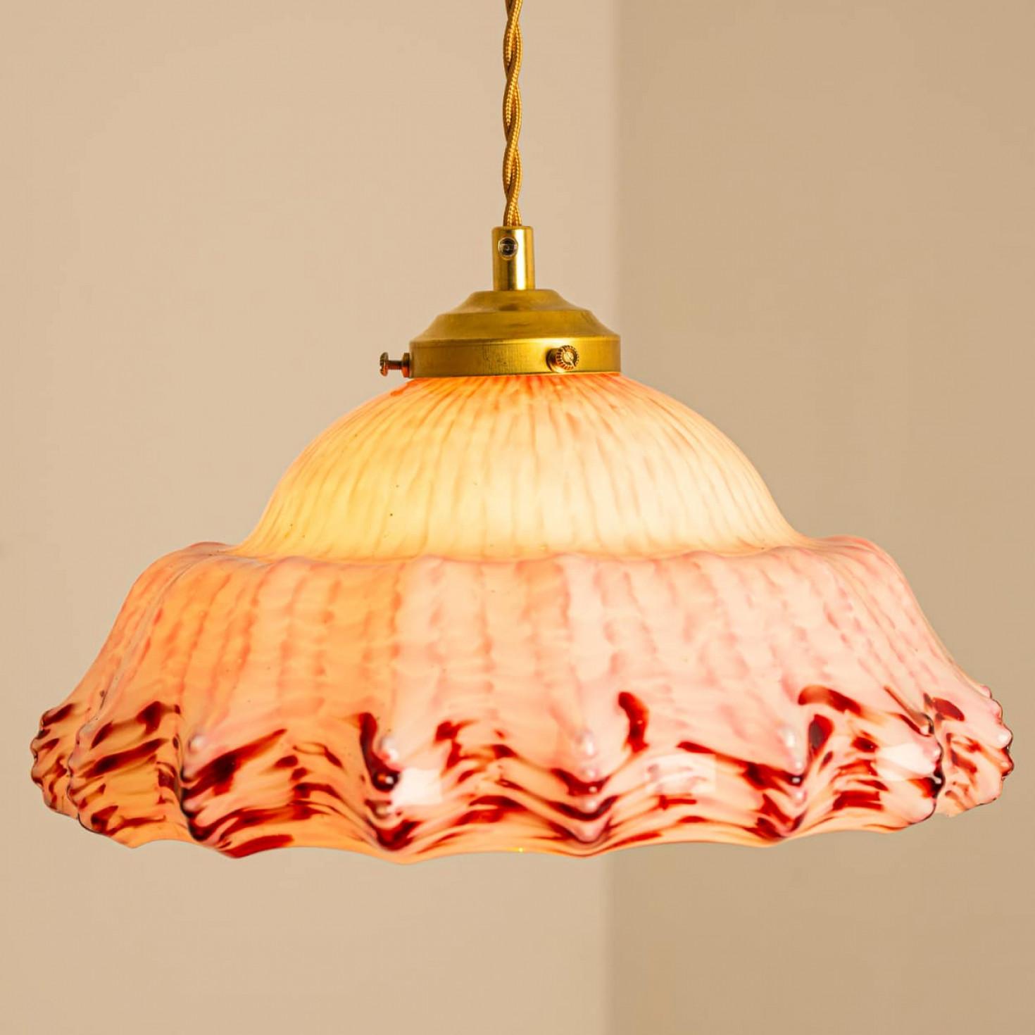 Art Déco Ciondolo in vetro soffiato a mano di Murano Art Deco increspato Rosa Bianco, 1970 in vendita