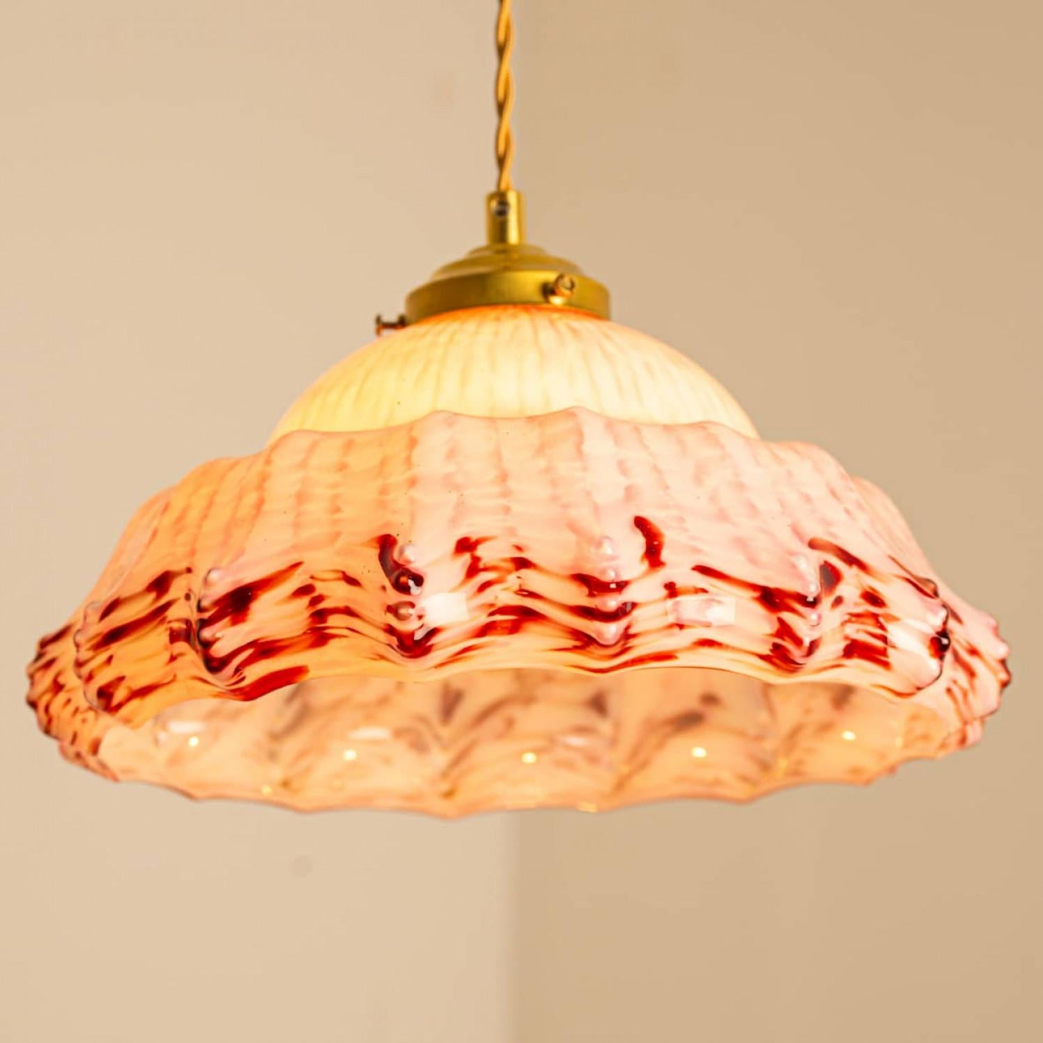 Altro Ciondolo in vetro soffiato a mano di Murano Art Deco increspato Rosa Bianco, 1970 in vendita
