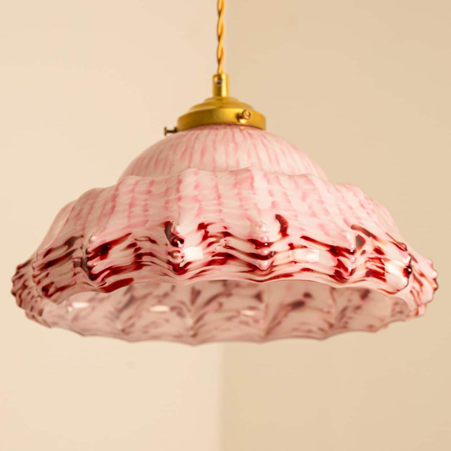 Pendentif Art Déco en verre soufflé à la bouche de Murano, rose et blanc, 1970 Bon état - En vente à Rijssen, NL