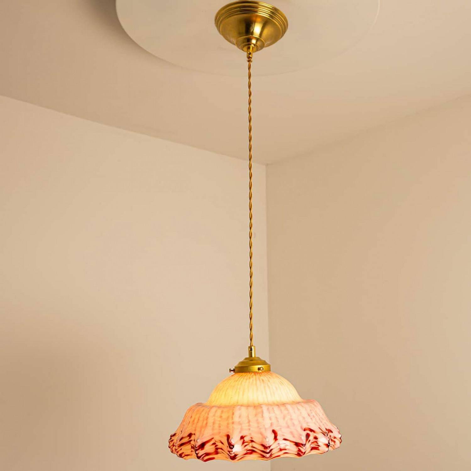 Fine XX secolo Ciondolo in vetro soffiato a mano di Murano Art Deco increspato Rosa Bianco, 1970 in vendita