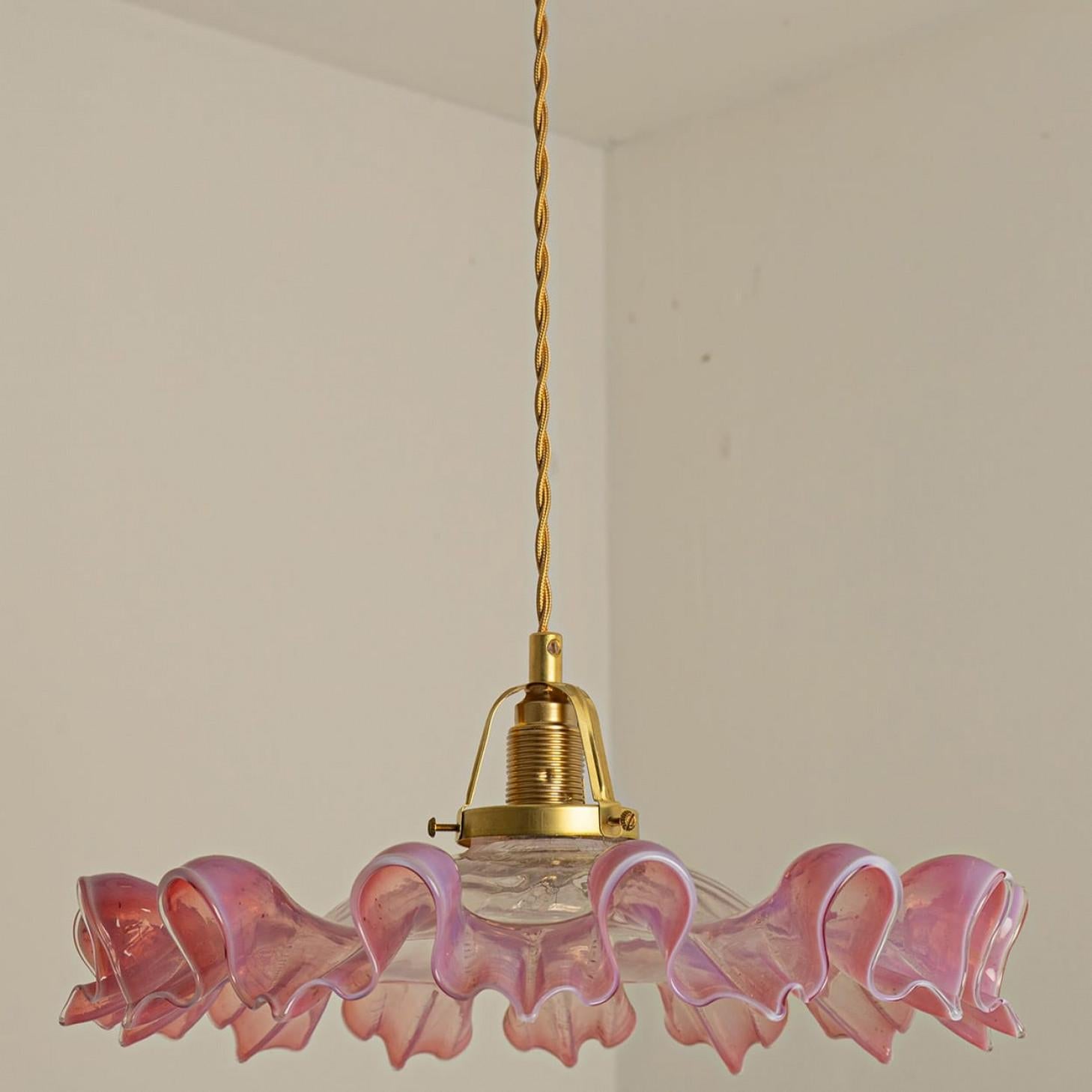 Bellissimo ciondolo in vetro di Murano soffiato a mano e increspato, 1970.

Questo pezzo raro è un vero e proprio colpo d'occhio e si adatta a molti interni diversi.

Il vetro sembra arruffato grazie alla splendida lavorazione del vetro di Murano