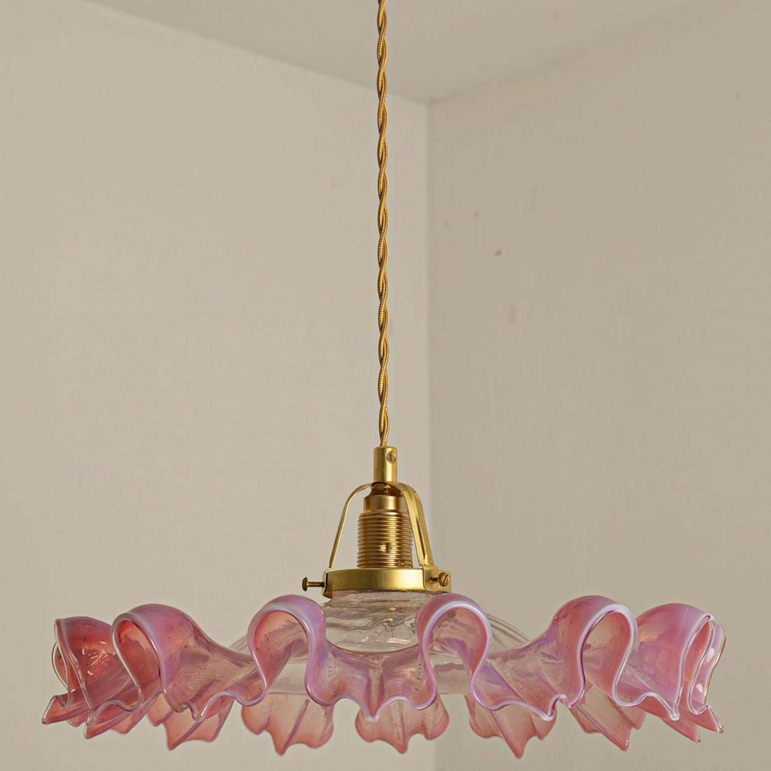 Bellissimo ciondolo in vetro di Murano soffiato a mano e increspato, 1970.

Questo pezzo raro è un vero e proprio colpo d'occhio e si adatta a molti interni diversi.

Il vetro sembra arruffato grazie alla splendida lavorazione del vetro di Murano