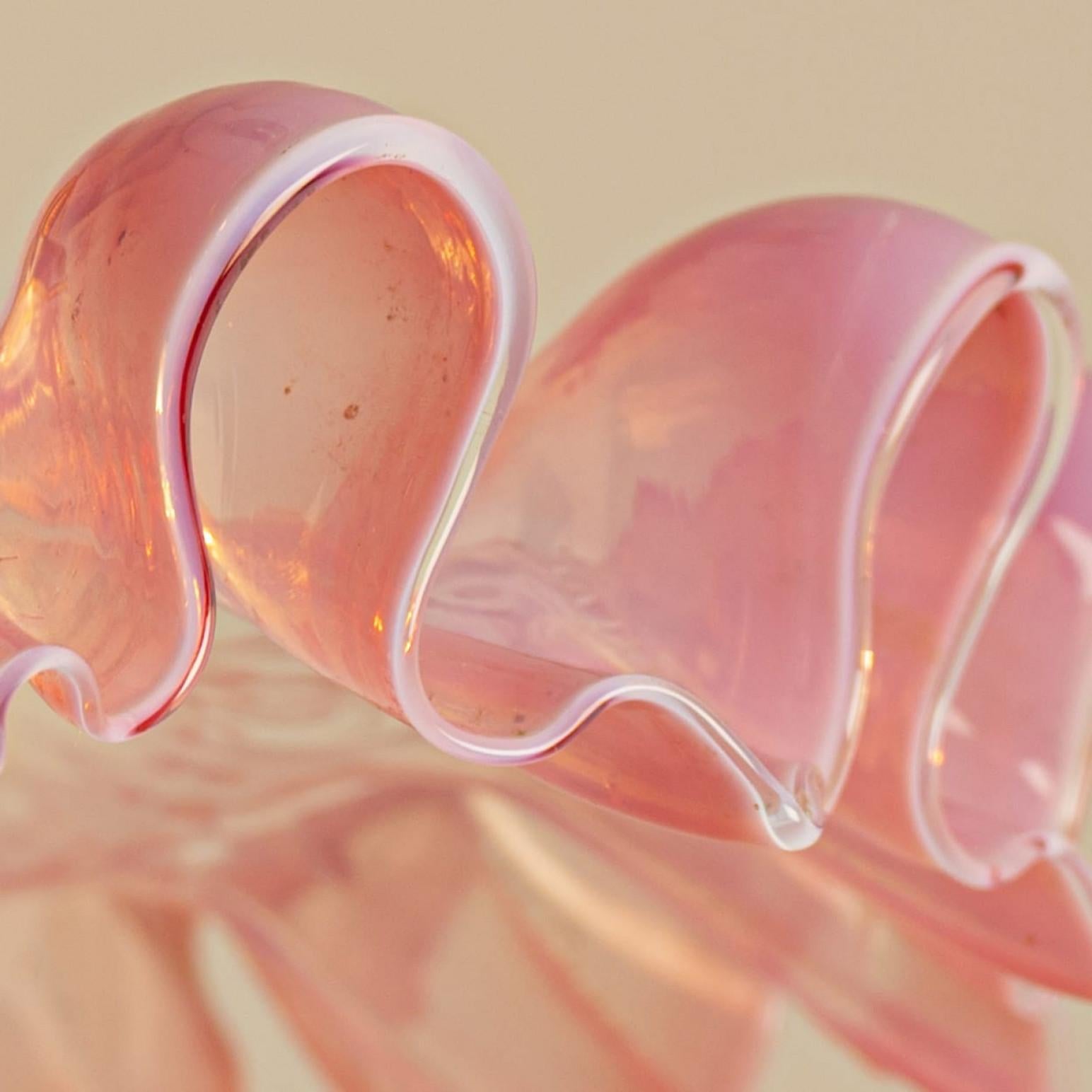 Ciondolo in vetro soffiato a mano di Murano Art Deco increspato Rosa trasparente, 1970 In condizioni buone a Rijssen, NL