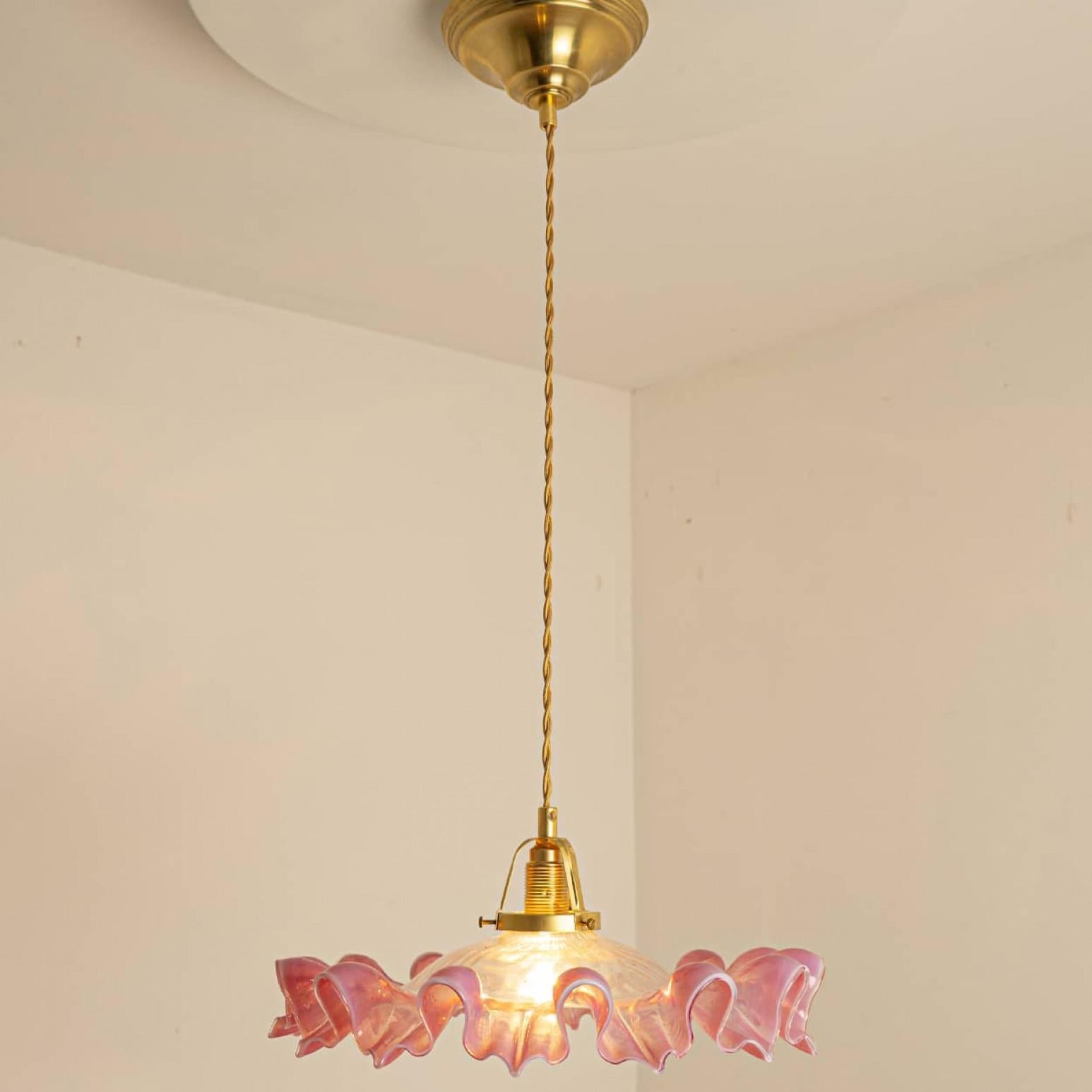 Vetro di Murano Ciondolo in vetro soffiato a mano di Murano Art Deco increspato Rosa trasparente, 1970 in vendita