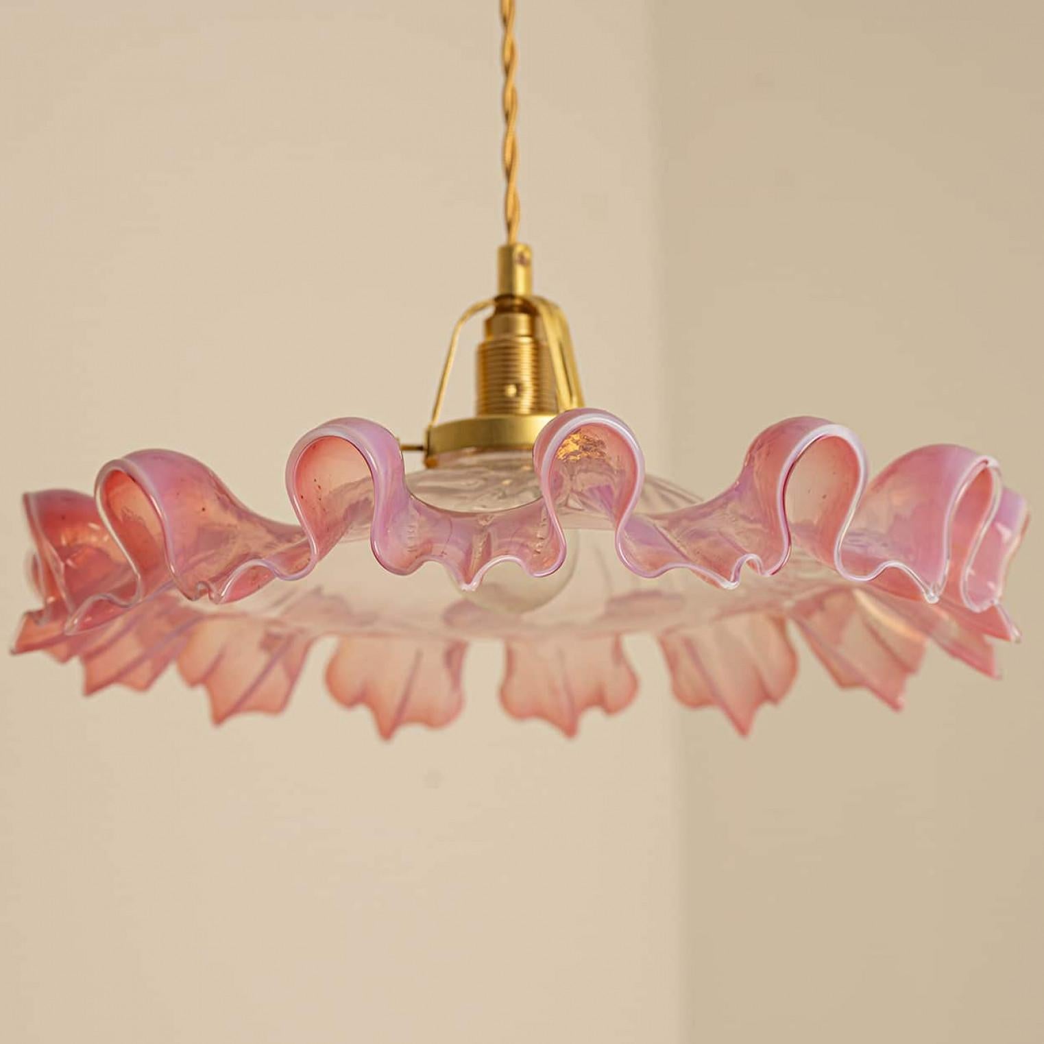 Ciondolo in vetro soffiato a mano di Murano Art Deco increspato Rosa trasparente, 1970 in vendita 1
