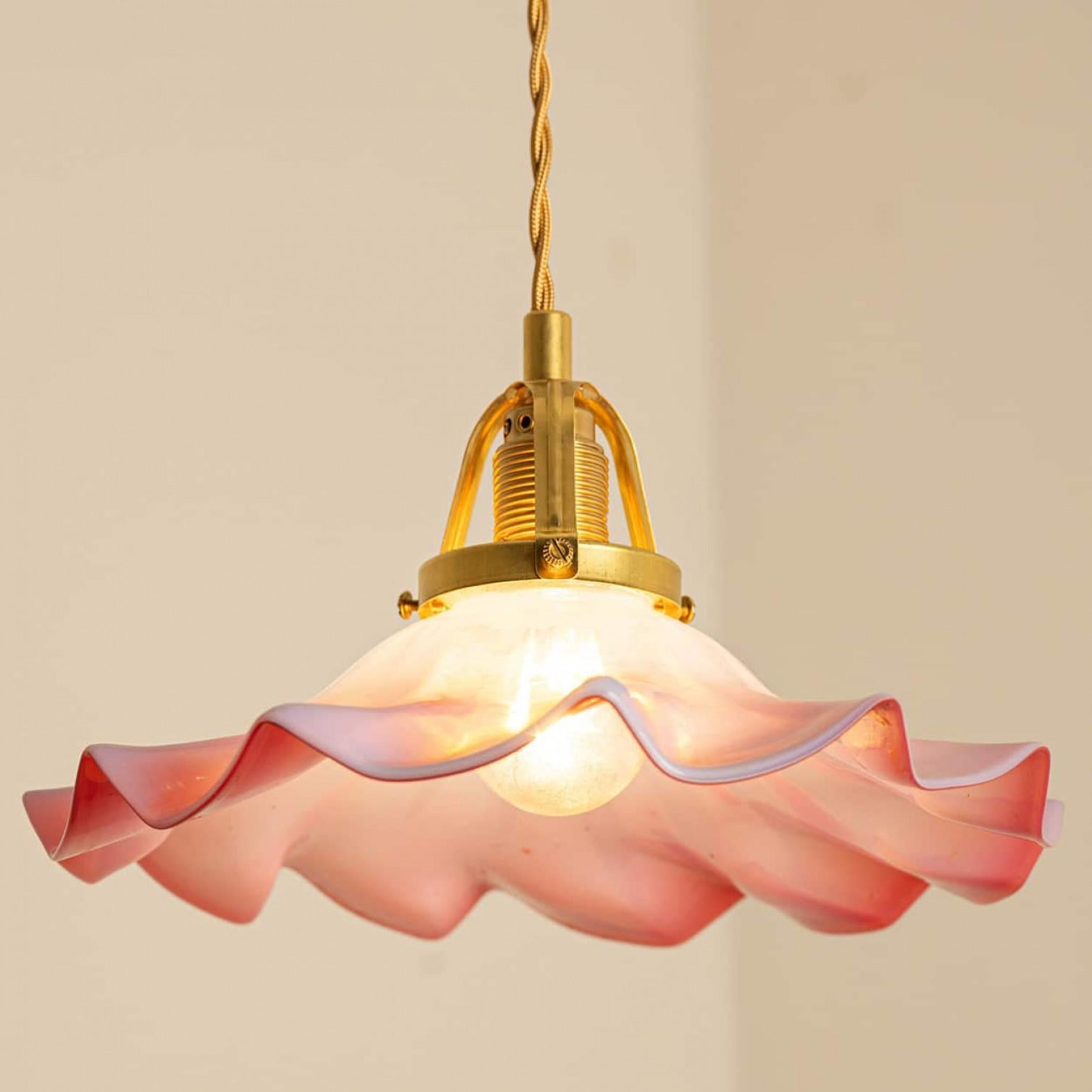 Magnifique pendentif en verre de Murano soufflé à la main, 1970.

Cette pièce rare est un véritable accroche-regard et convient à de nombreux intérieurs.

Le verre a l'air ébouriffé en raison du magnifique travail artisanal du verre de Murano