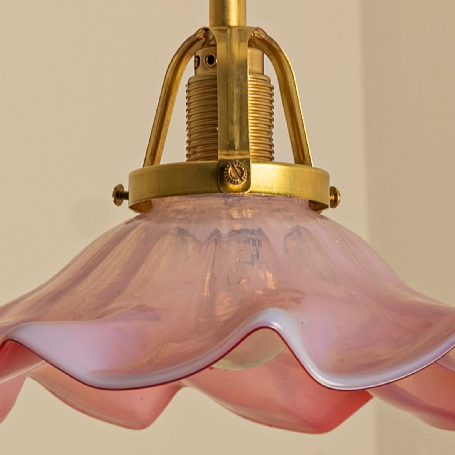 Art Deco geraffter Anhänger aus mundgeblasenem Murano-Glas Waved Pink, 1970 (Art déco) im Angebot