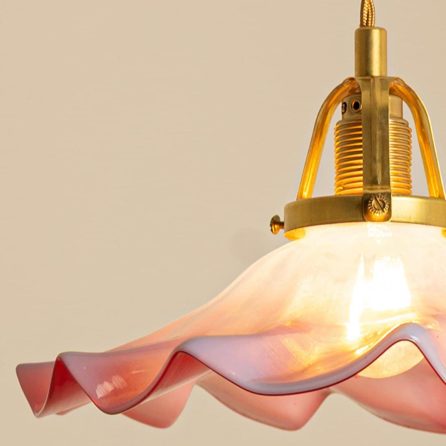 Italiano Ciondolo Art Deco in vetro soffiato a mano di Murano ondulato rosa, 1970 in vendita