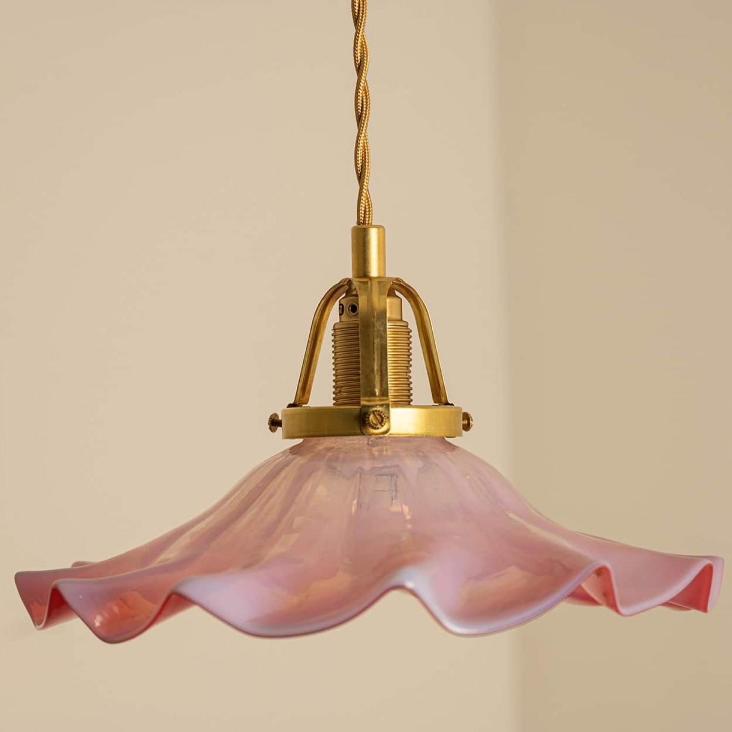 Art Deco geraffter Anhänger aus mundgeblasenem Murano-Glas Waved Pink, 1970 (Muranoglas) im Angebot