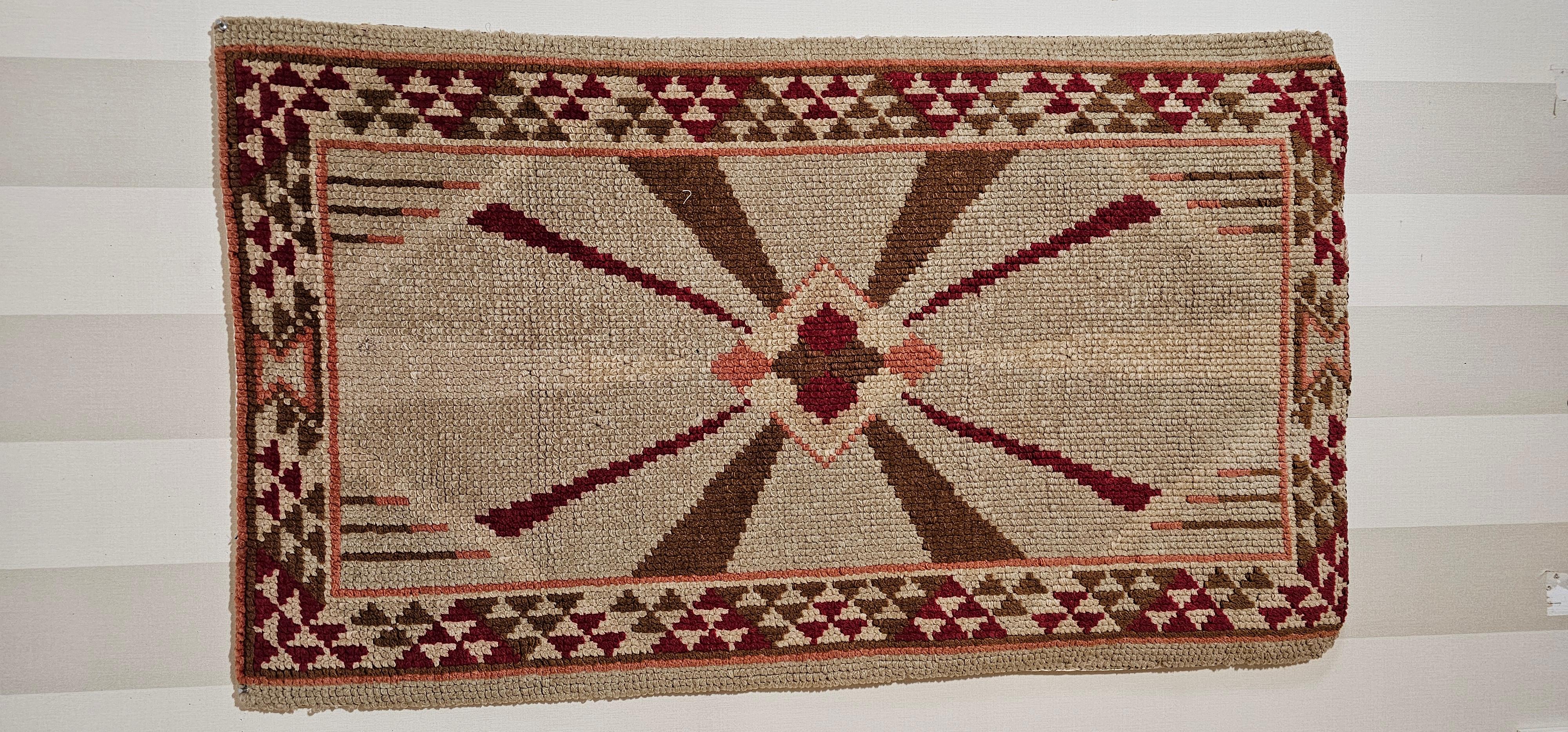 A  Très rare tapis d'époque Art Déco tissé à la main en laine anglaise. La plupart des tapis Art déco sont de grande taille, mais cette pièce très intéressante est plus petite. Dans un état exceptionnel et polyvalent. Cette pièce conviendrait à la