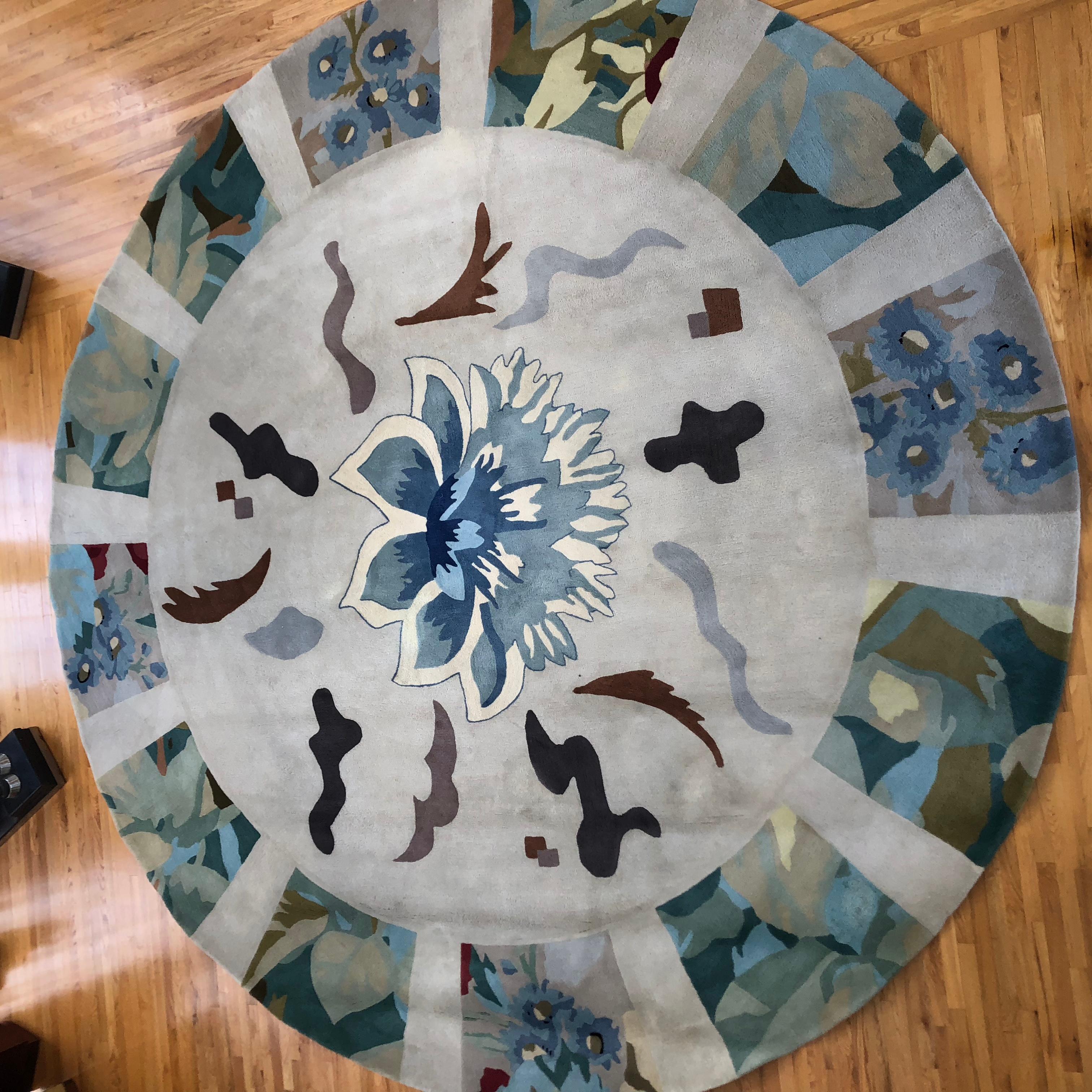 Large size hand-tufted round rug in the Art Deco style. Measures: Diameter 16ft.
Clean in good condition. 