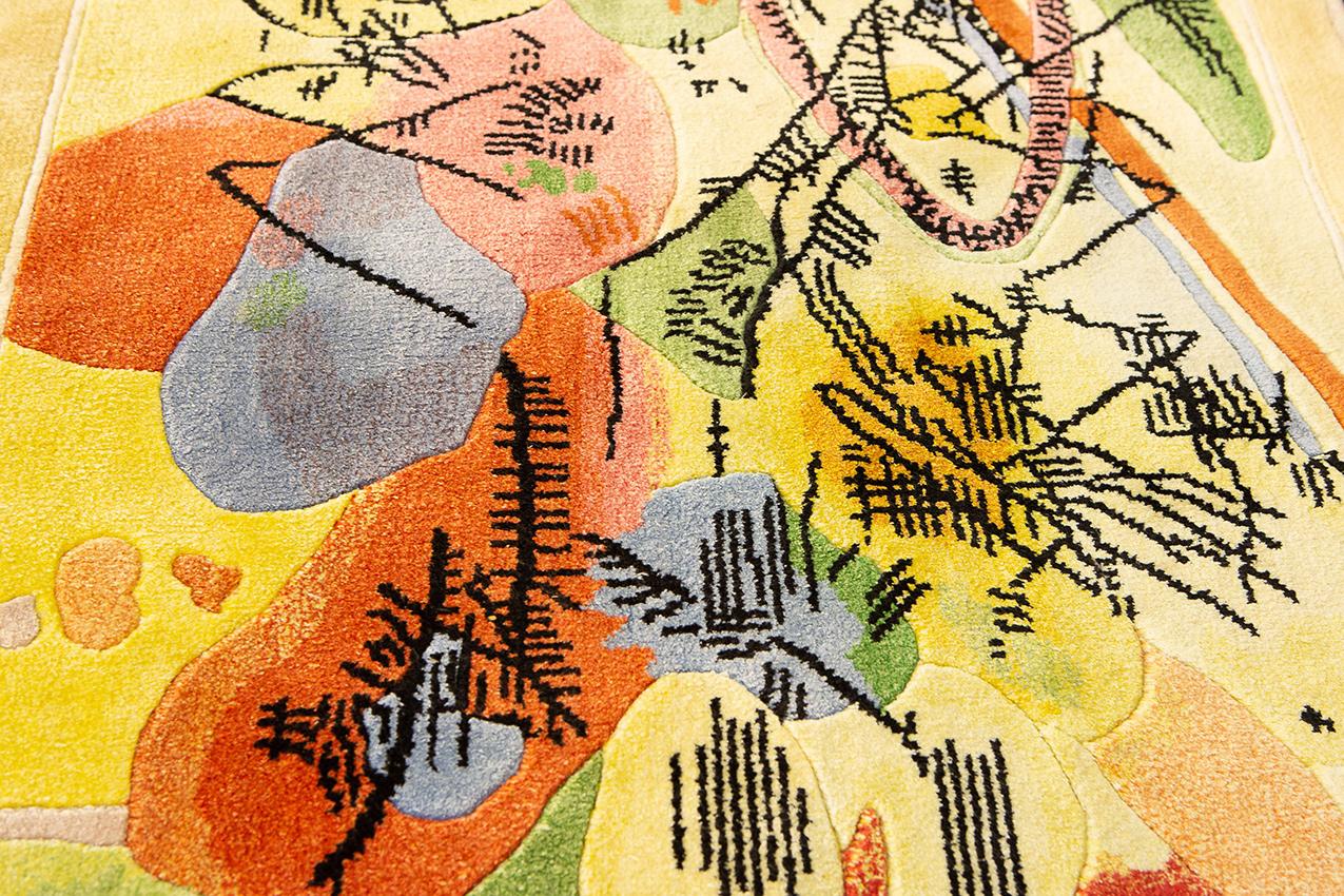 Ce tapis en soie de Kandinsky, datant de la fin du XXe siècle, témoigne de l'éclat de l'abstraction. Compacte (122 x 99 cm), elle incarne la vision avant-gardiste de Kandinsky sous une forme tangible. La composition de la soie ajoute une touche de