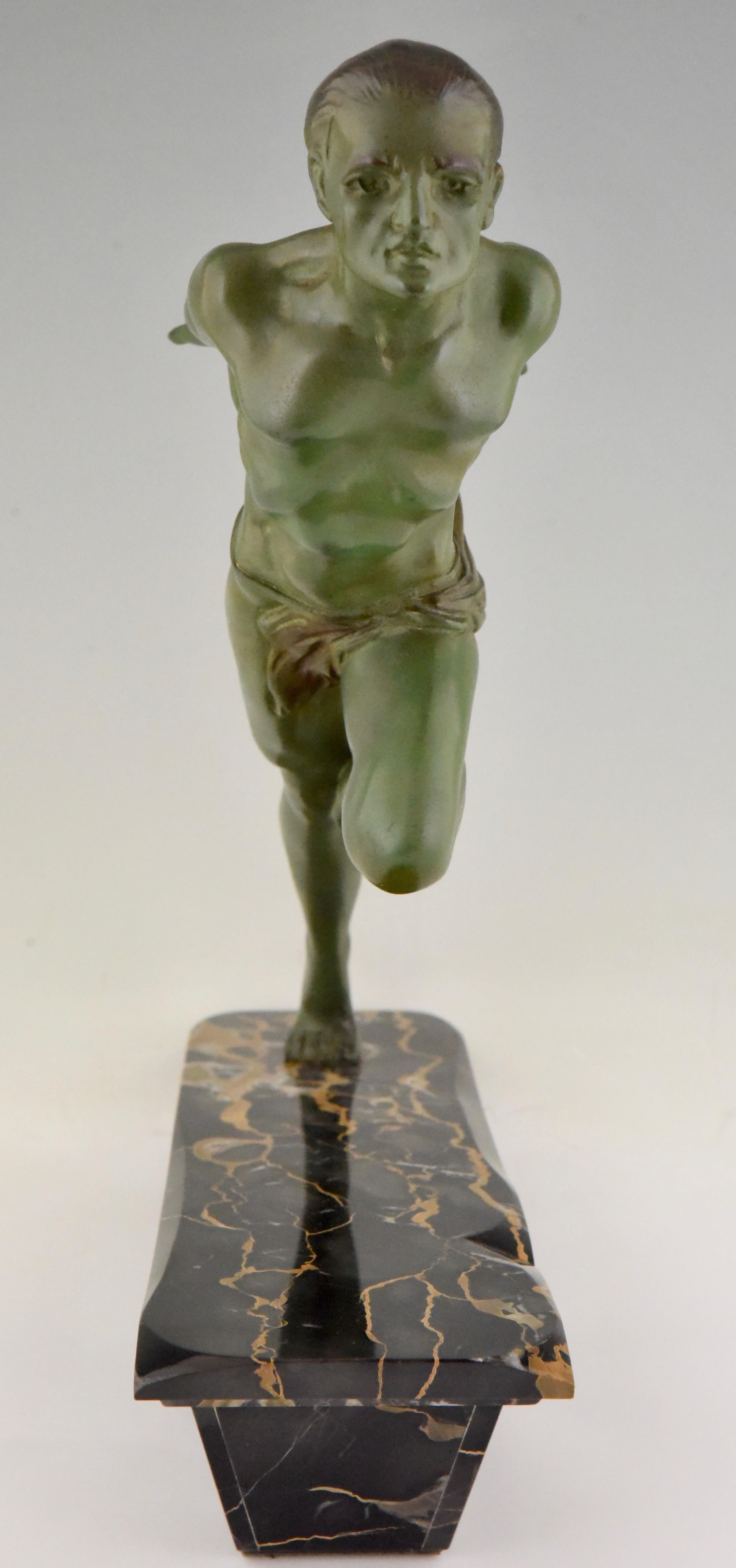 Zinco commerciale Statua Art Deco Running Man di L. Valderi French