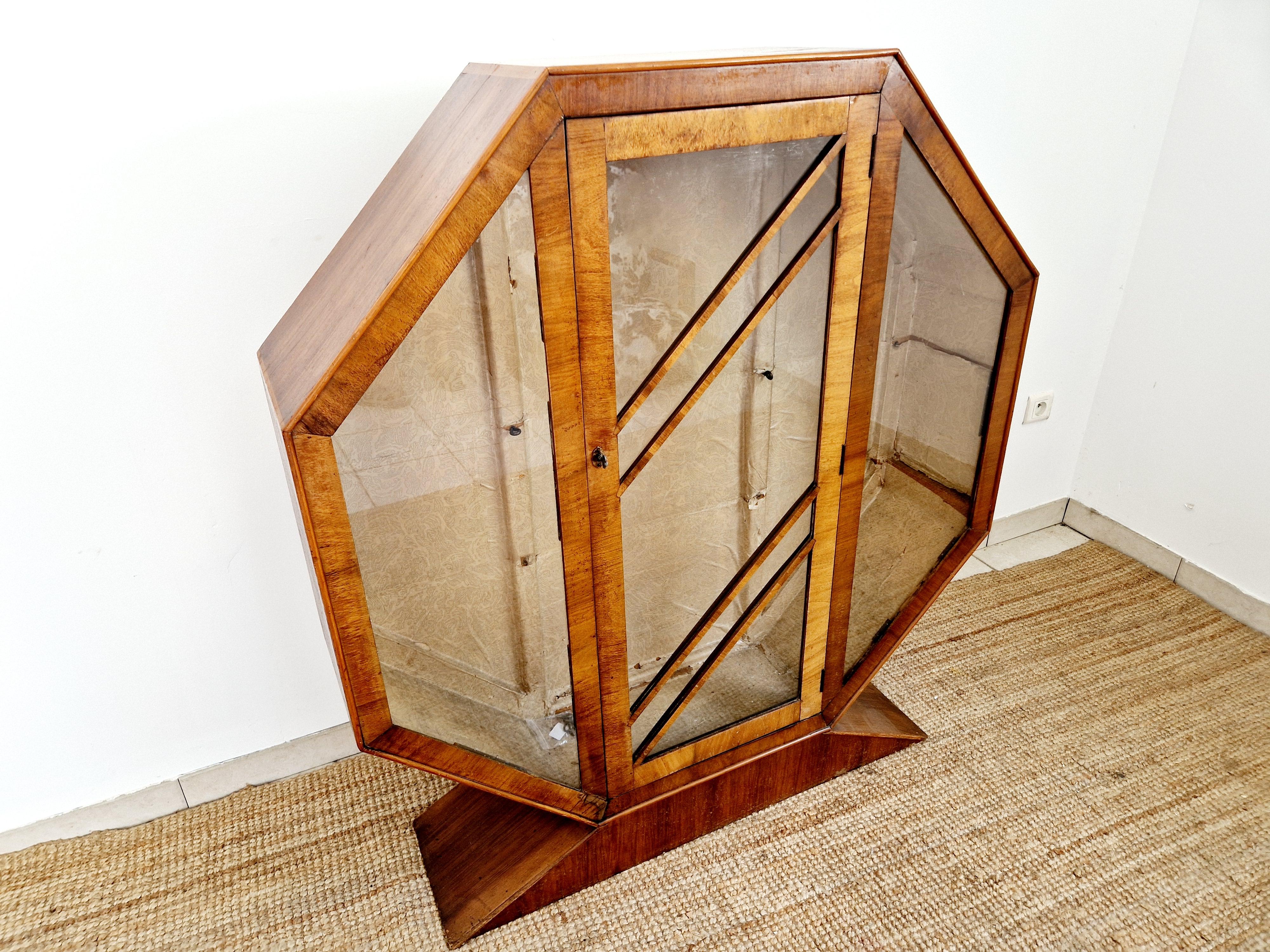 Art Deco Rurka Nussbaum Wurzelholz Vitrinenschrank im Angebot 3