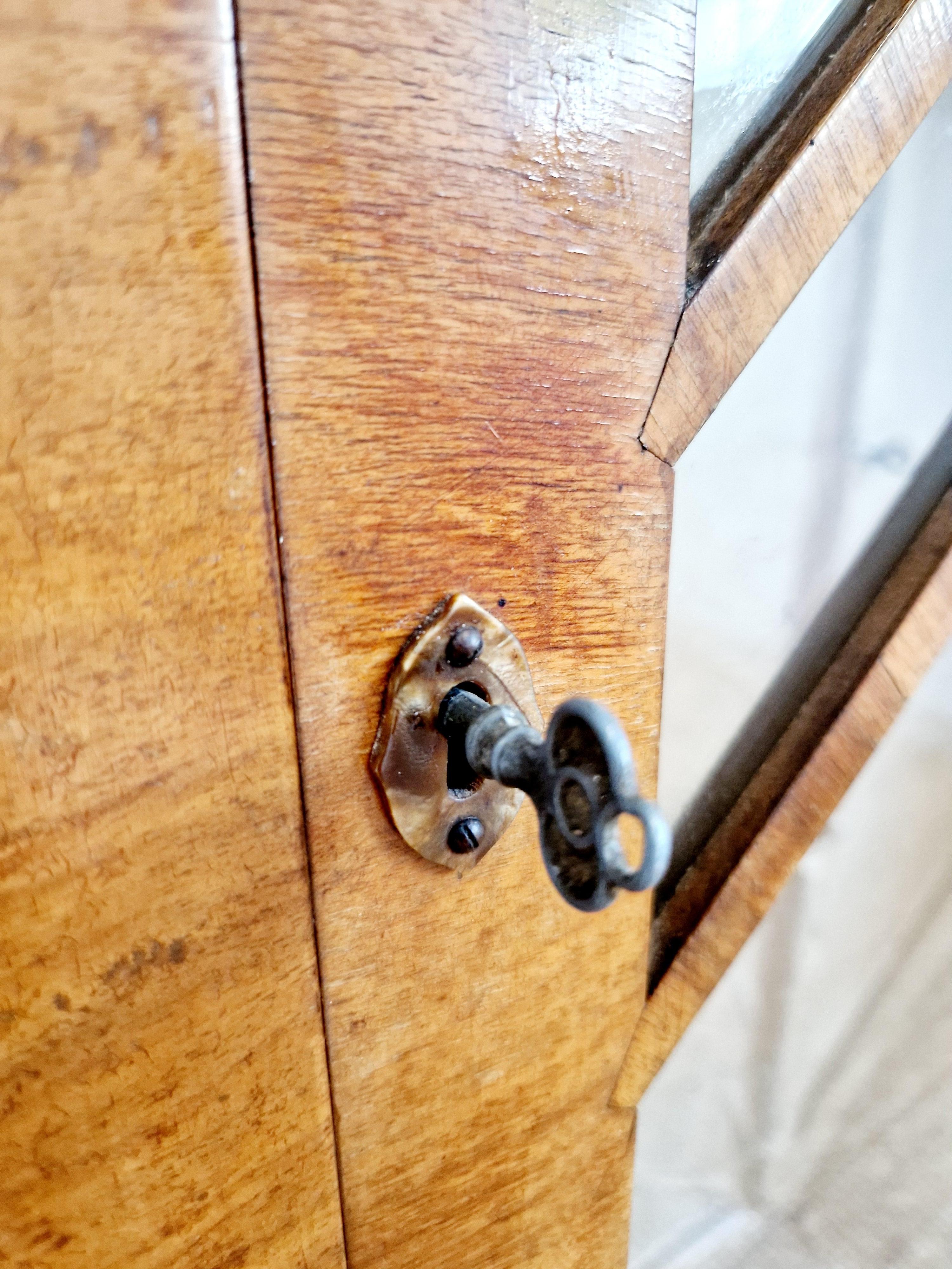 Dieser Art Deco Rurka Vitrinenschrank aus Wurzelholz ist ein beeindruckendes antikes Möbelstück, das in den 1930er Jahren im Vereinigten Königreich hergestellt wurde. Dieser originelle Sechseckschrank im Art-Déco-Stil ist aus luxuriösem