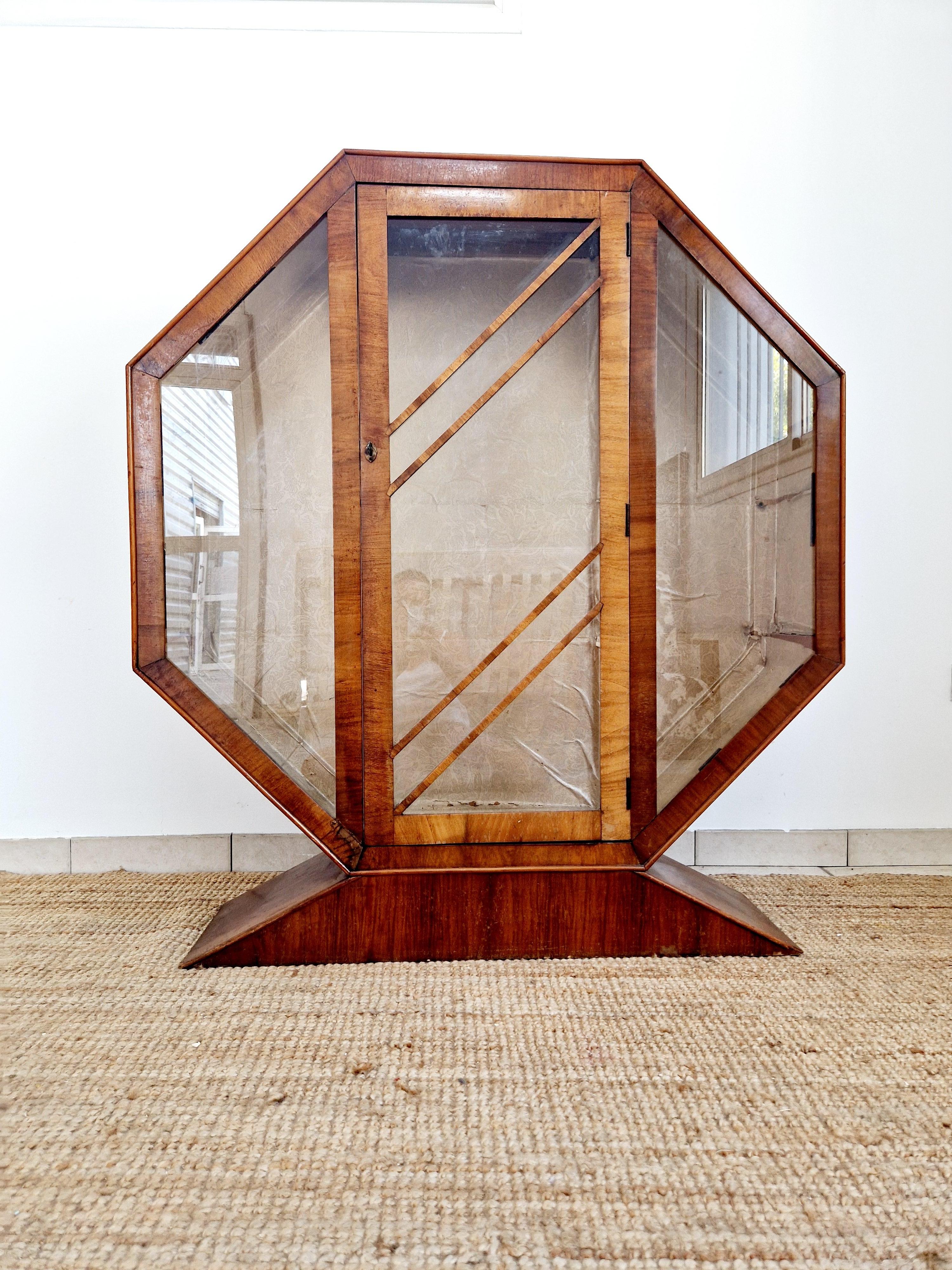 Art Deco Rurka Nussbaum Wurzelholz Vitrinenschrank (Art déco) im Angebot