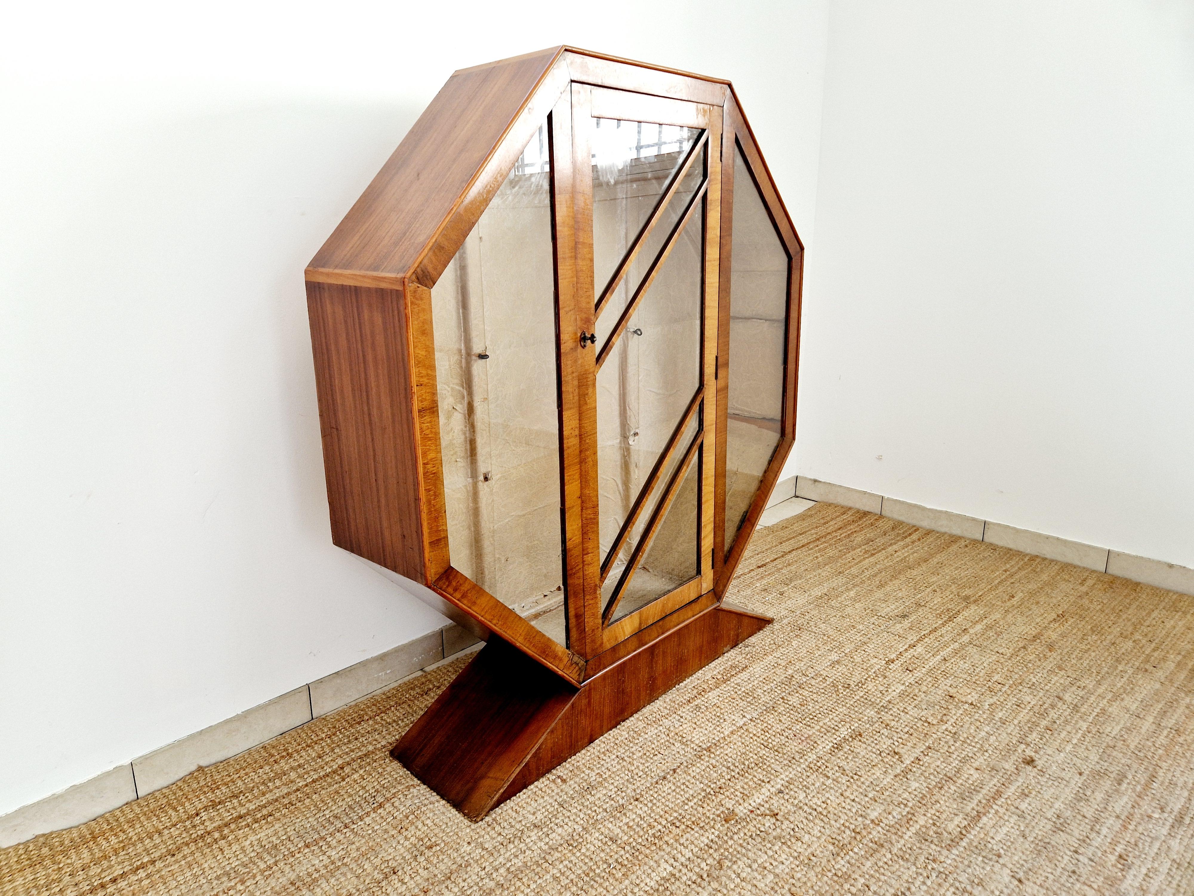 Art Deco Rurka Nussbaum Wurzelholz Vitrinenschrank (Britisch) im Angebot