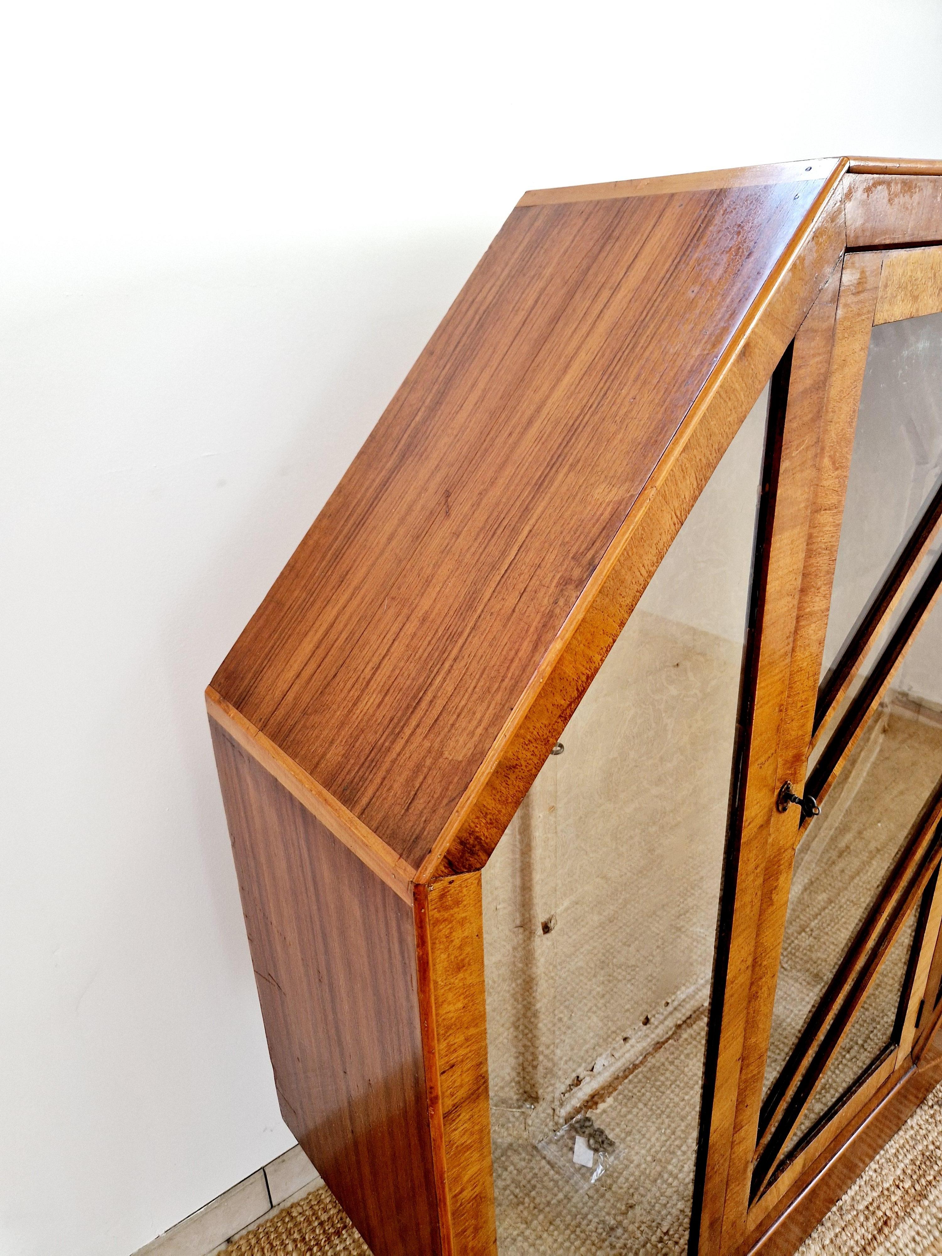 Art Deco Rurka Nussbaum Wurzelholz Vitrinenschrank im Zustand „Gut“ im Angebot in Buxton, GB
