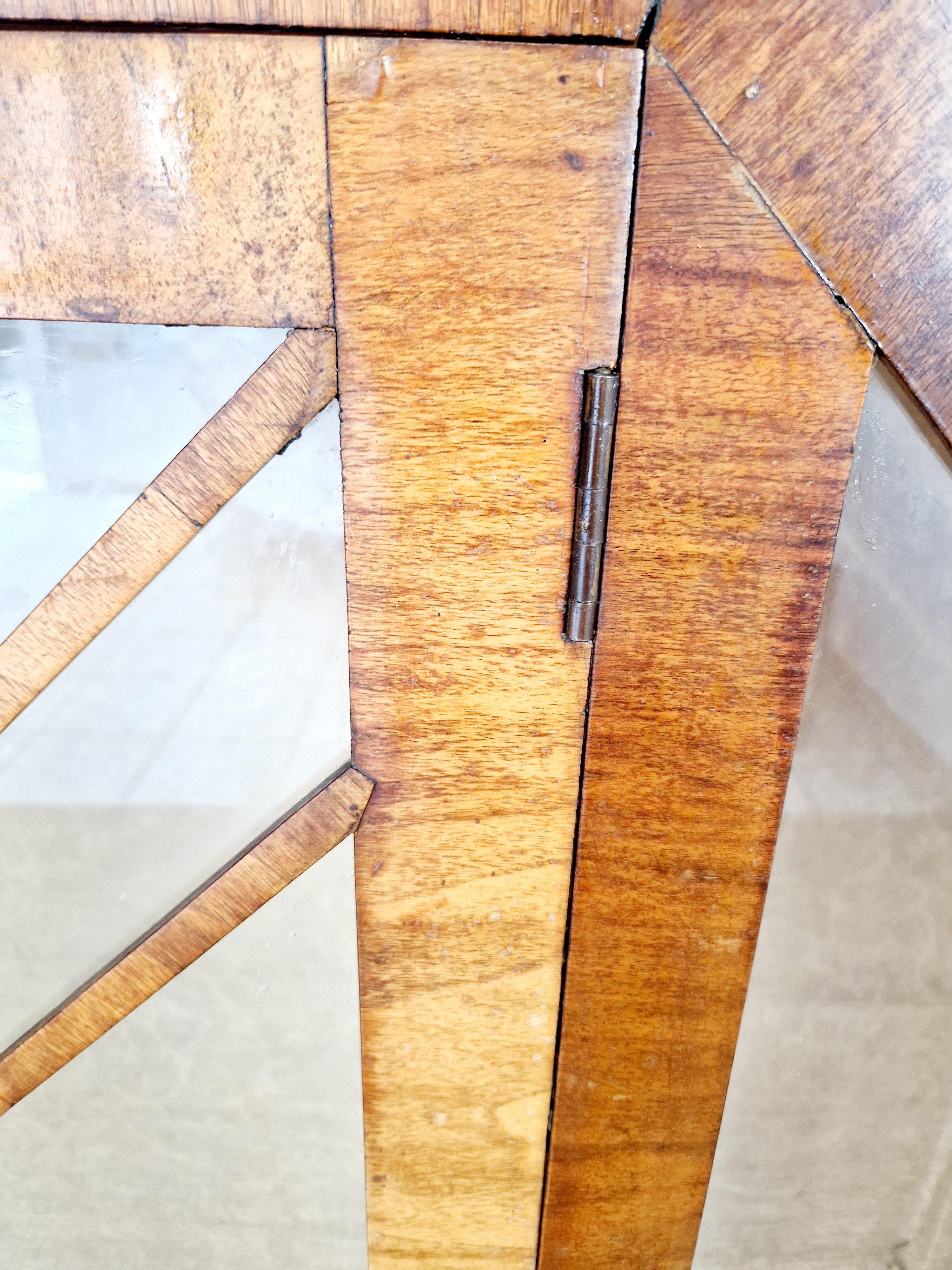 Art Deco Rurka Nussbaum Wurzelholz Vitrinenschrank (20. Jahrhundert) im Angebot