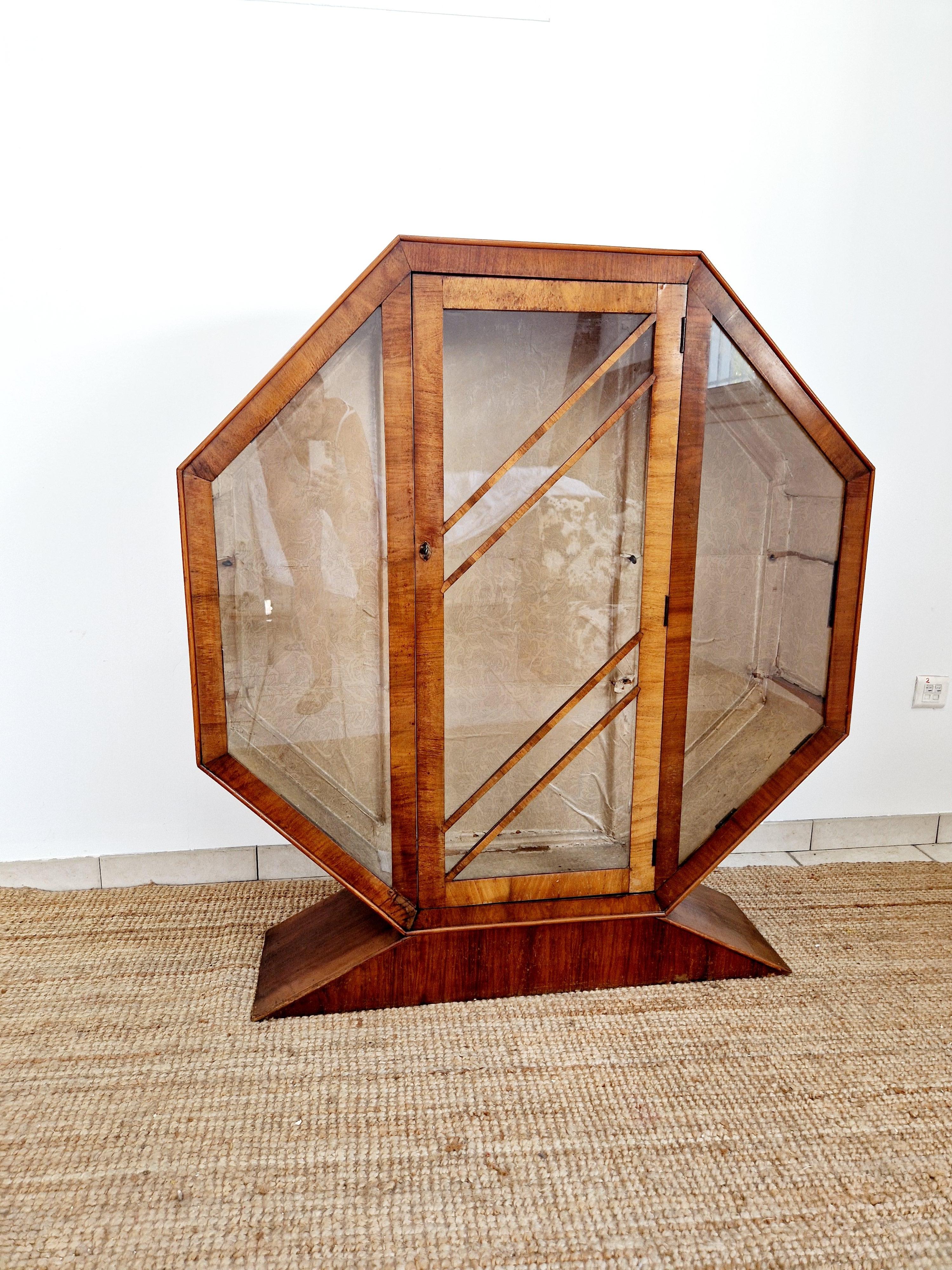 Art Deco Rurka Nussbaum Wurzelholz Vitrinenschrank im Angebot 1