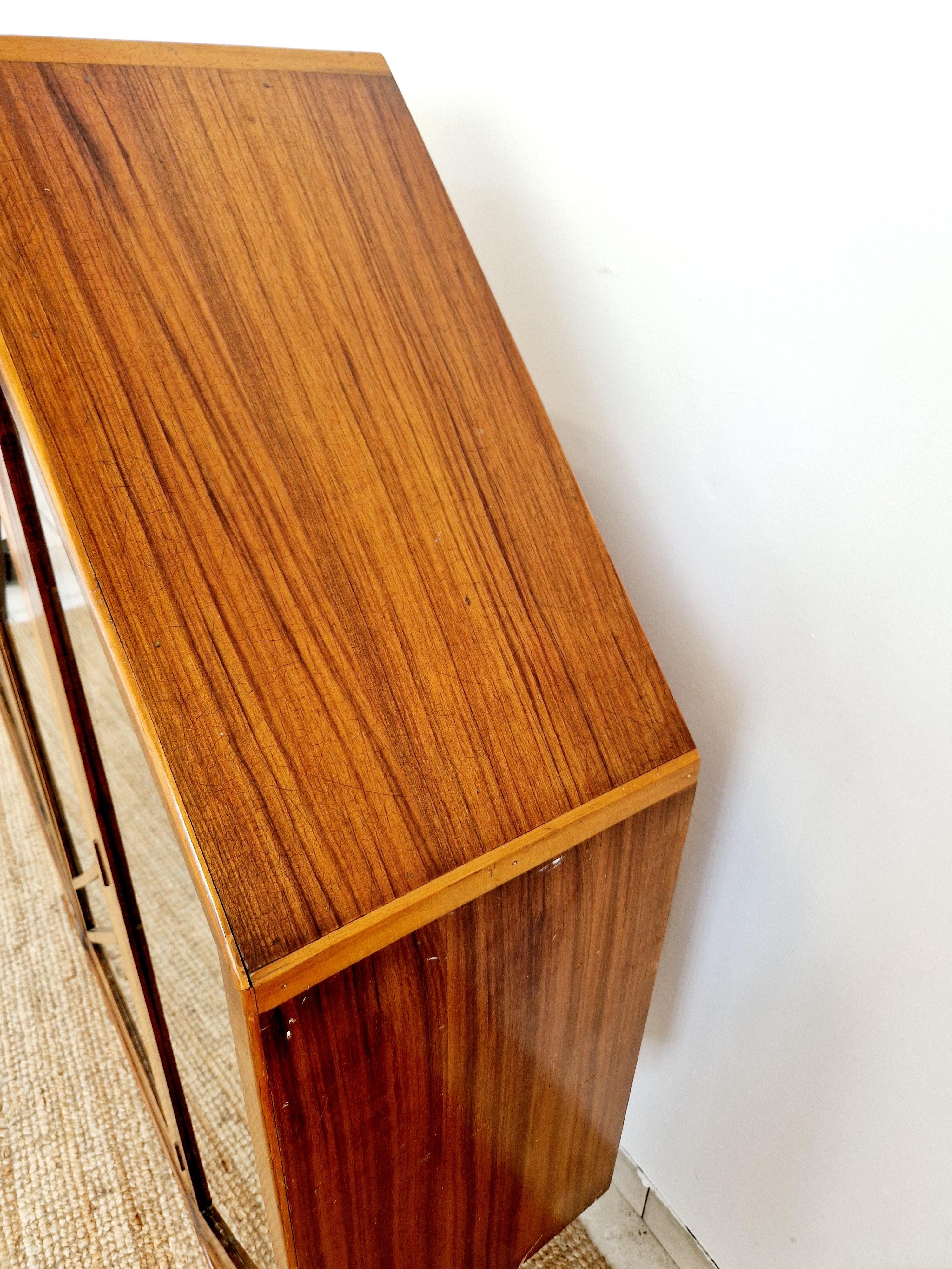 Art Deco Rurka Nussbaum Wurzelholz Vitrinenschrank im Angebot 2