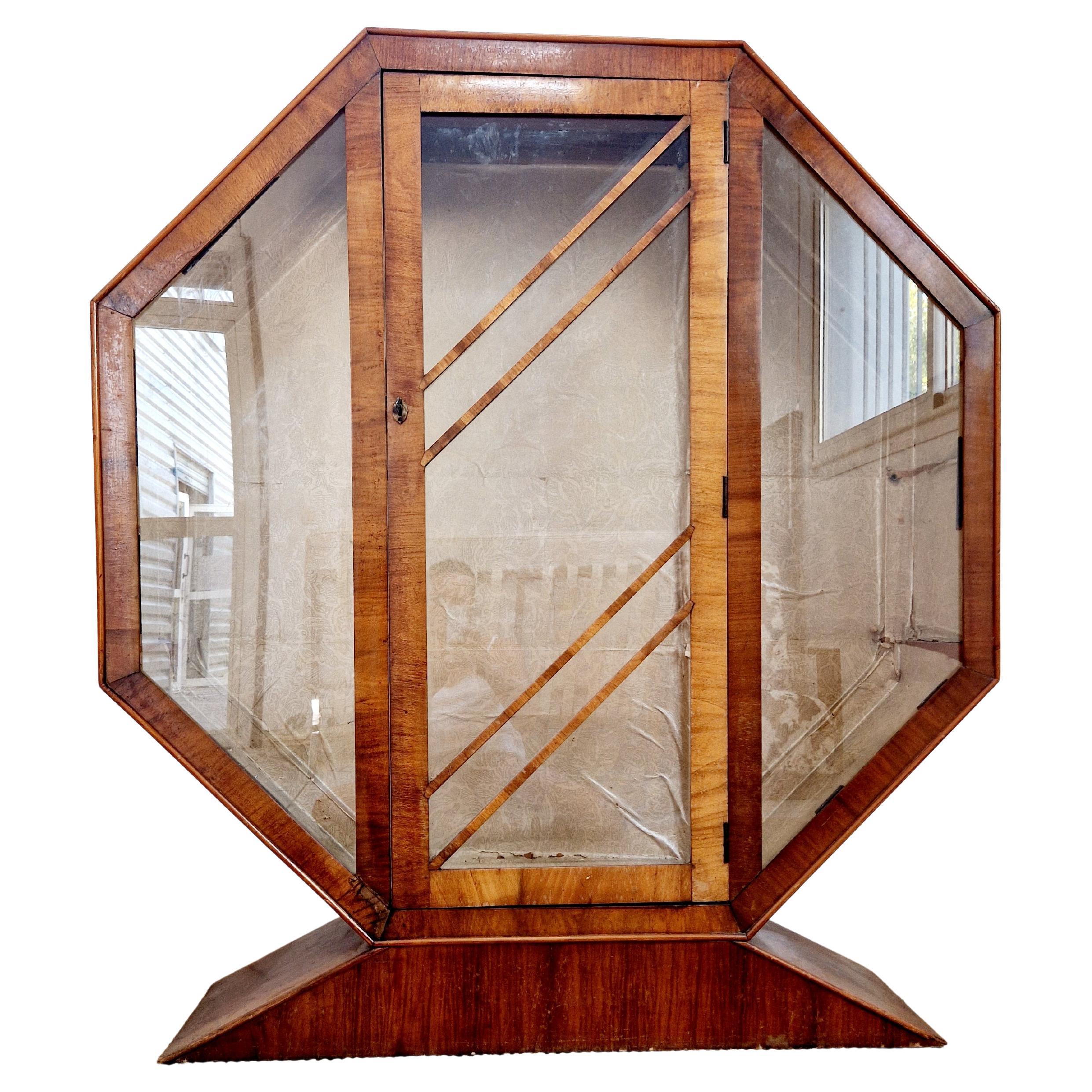 Art Deco Rurka Nussbaum Wurzelholz Vitrinenschrank im Angebot