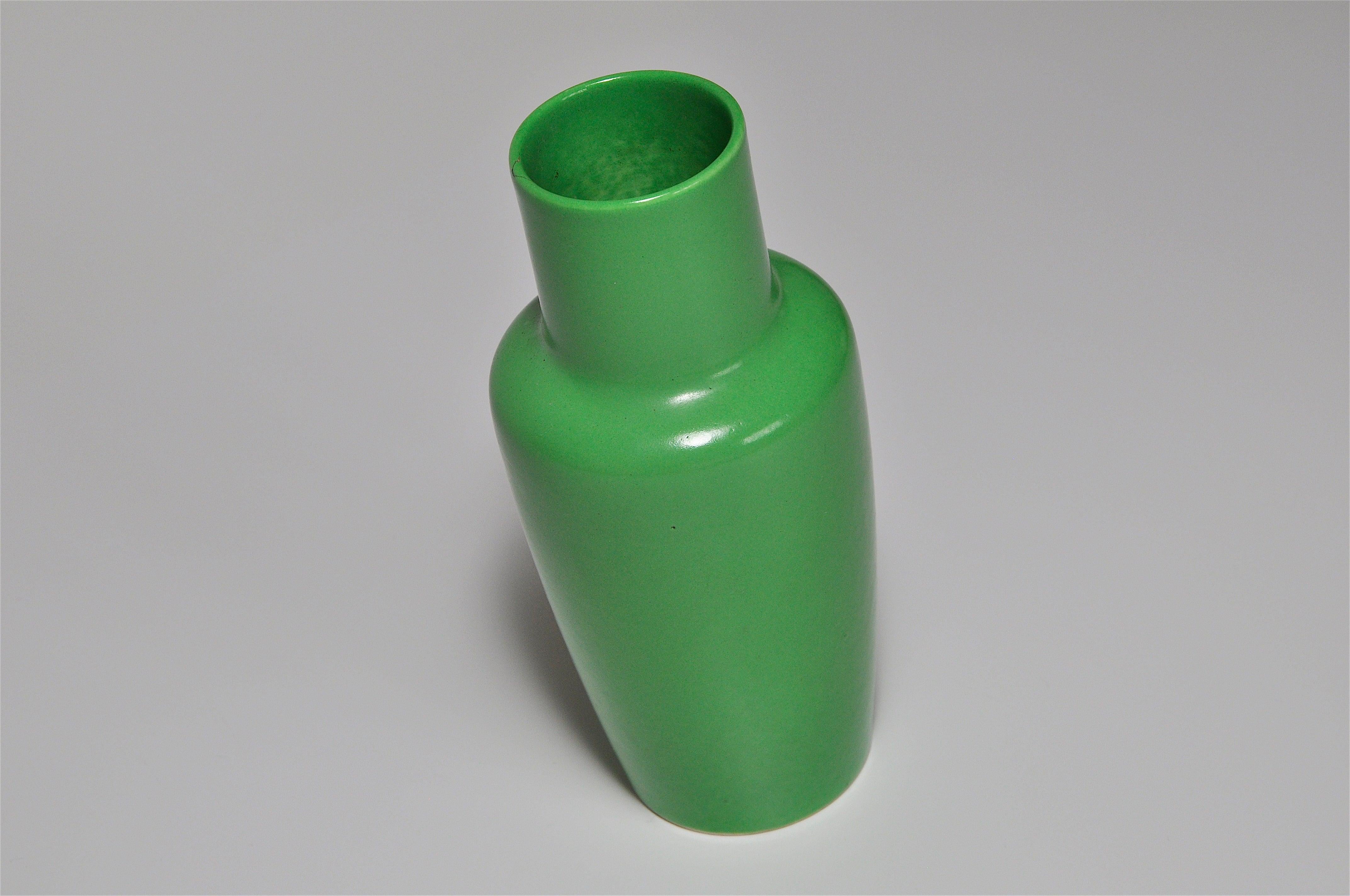 Art Deco Ruskin Ware English Green Ceramic Pot Vase In Good Condition In Belfast, Northern Ireland