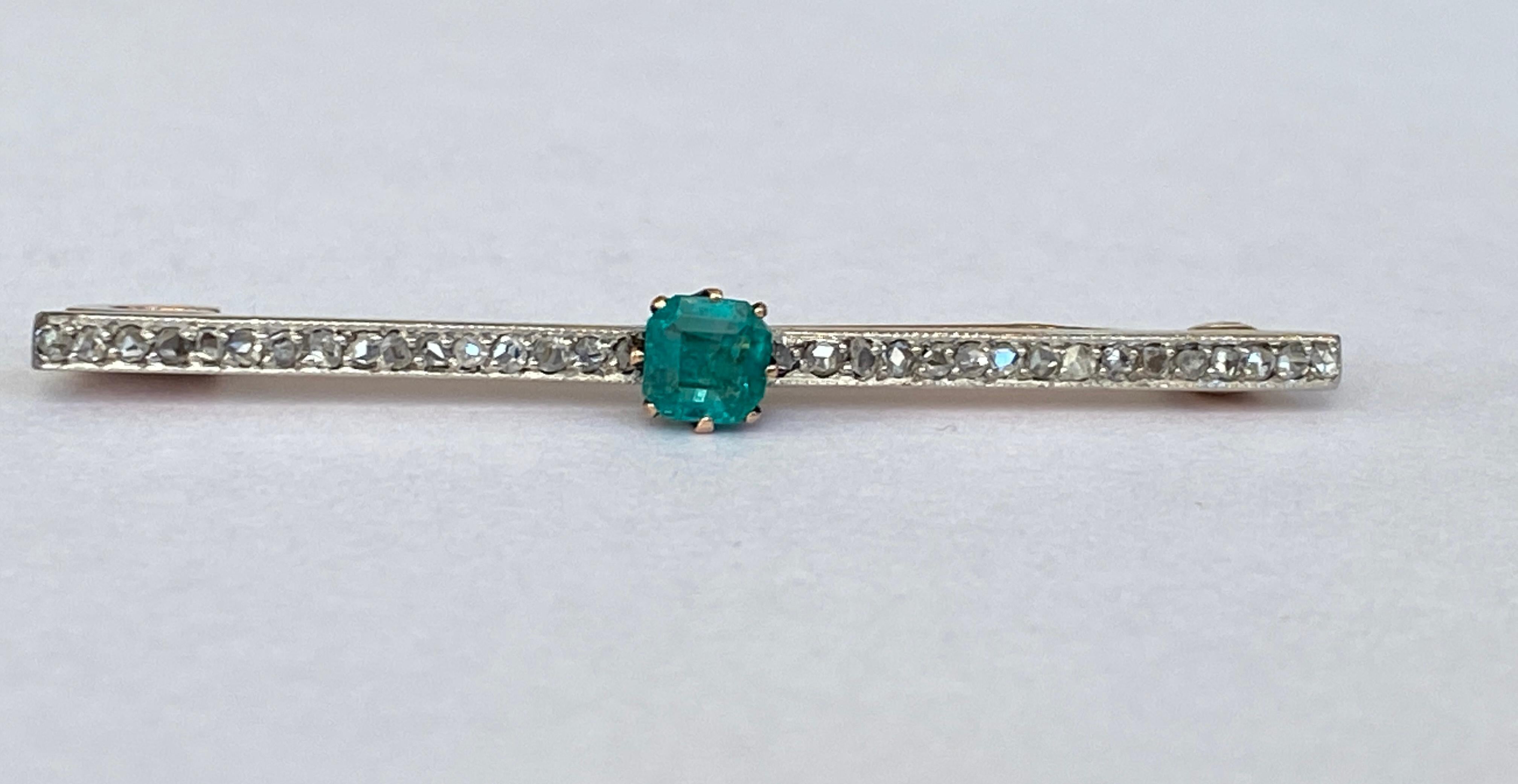 Exclusive Art Deco Russian brooch/pin from the 1930s. The brooch is made of 14 kt yellow gold and platinum in a cushion-cut emerald entourage, approx. 0.30 ct, and set on the sides with 32 pieces of rose-cut diamonds, approx. 0.40 ct.
Natural