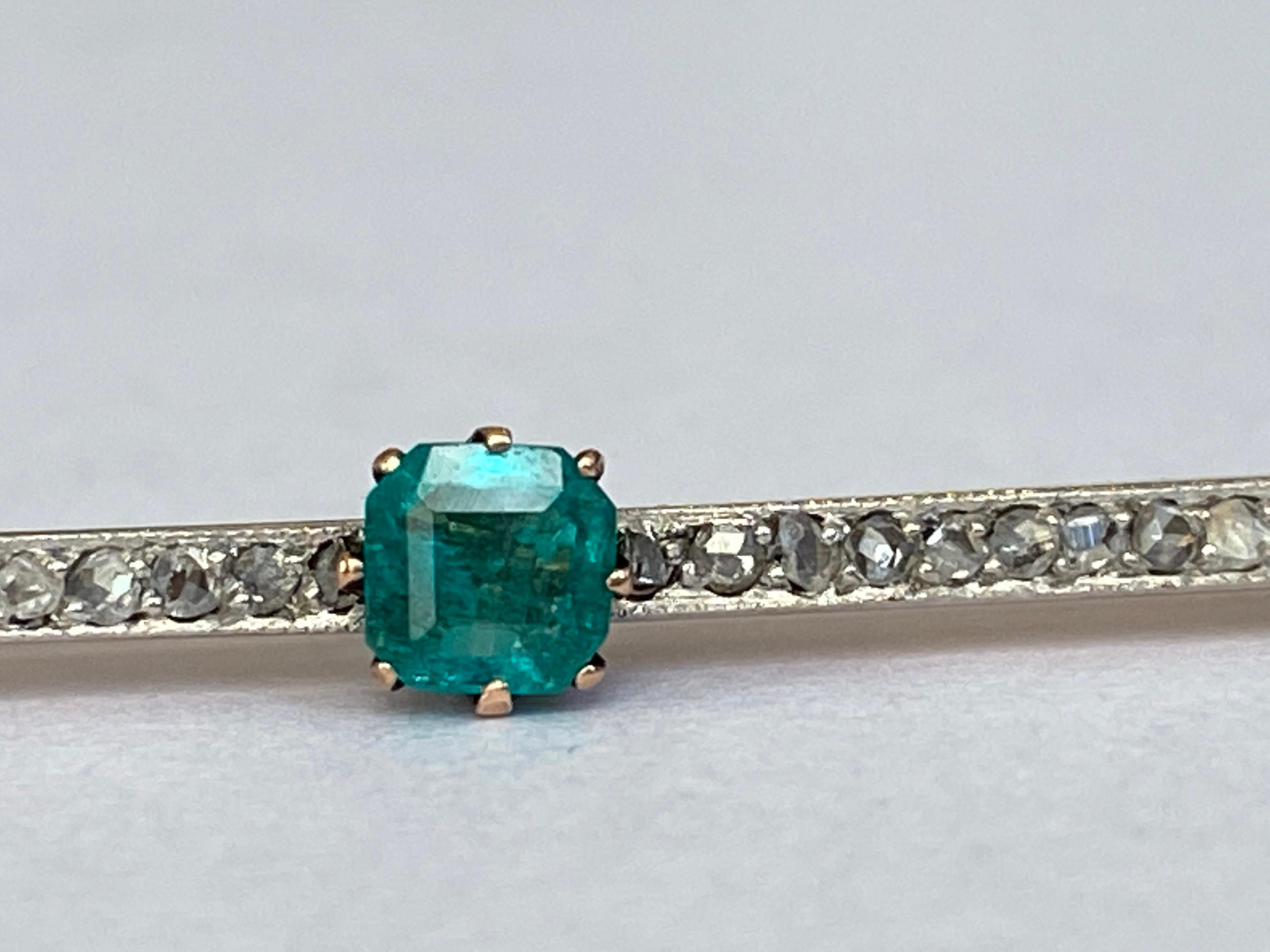 Art deco Russian  Platinum, Yellow gold  Brooch/Pin with emerald and diamonds In Good Condition In AMSTERDAM, NL