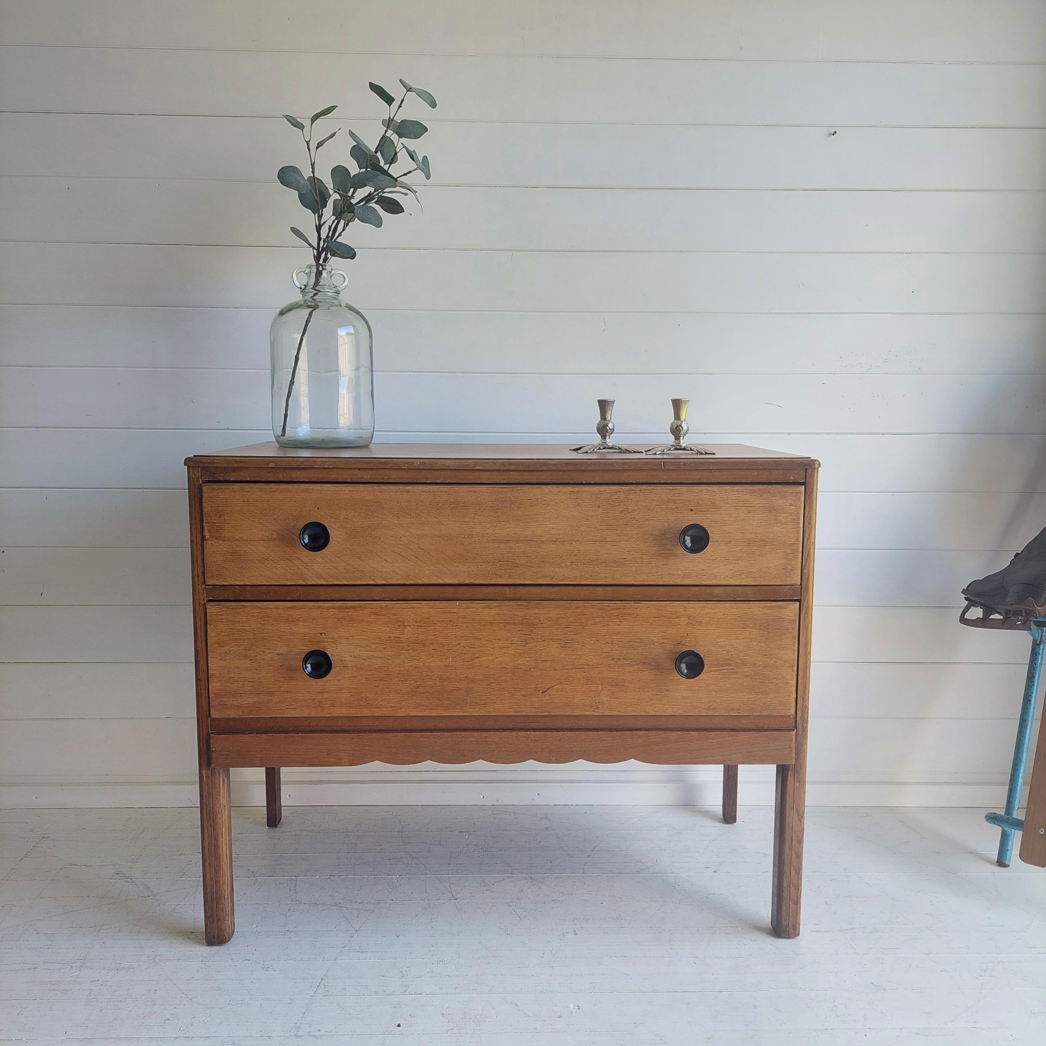 Charming Rustic Country Farmhouse Style Vintage Oak Chest of Drawers
Beautiful chest of drawers 