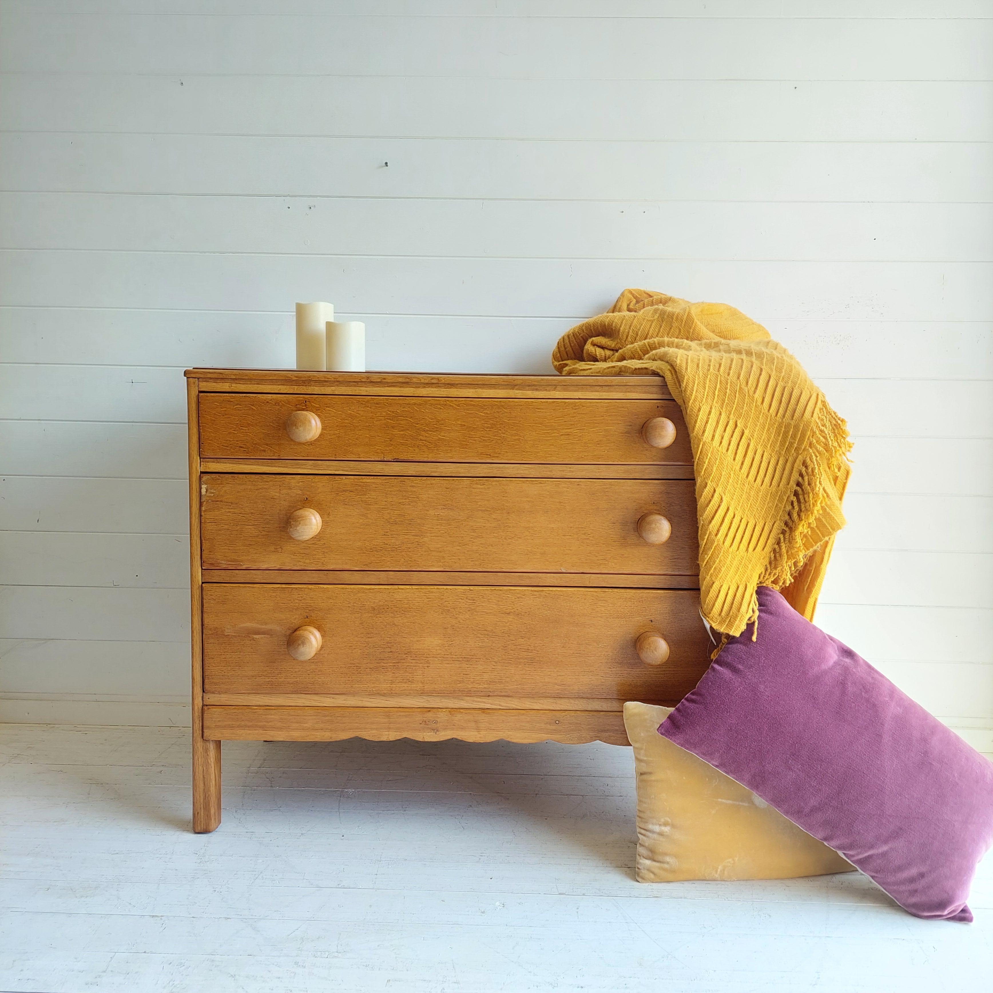 Charming Rustic Country Farmhouse Style Vintage Oak Chest of Drawers Beautiful chest of drawers 
Heals 