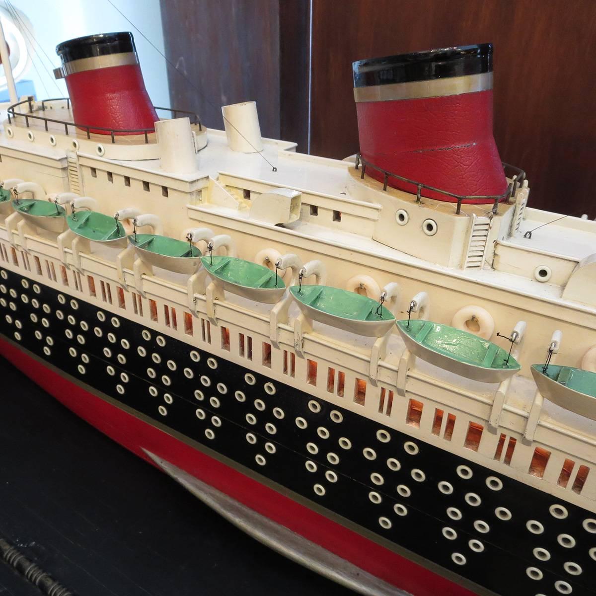 Art déco S S Normandie Ocean Liner Travel Agency Display Model, circa 1935 Excellent état à North Hollywood, CA