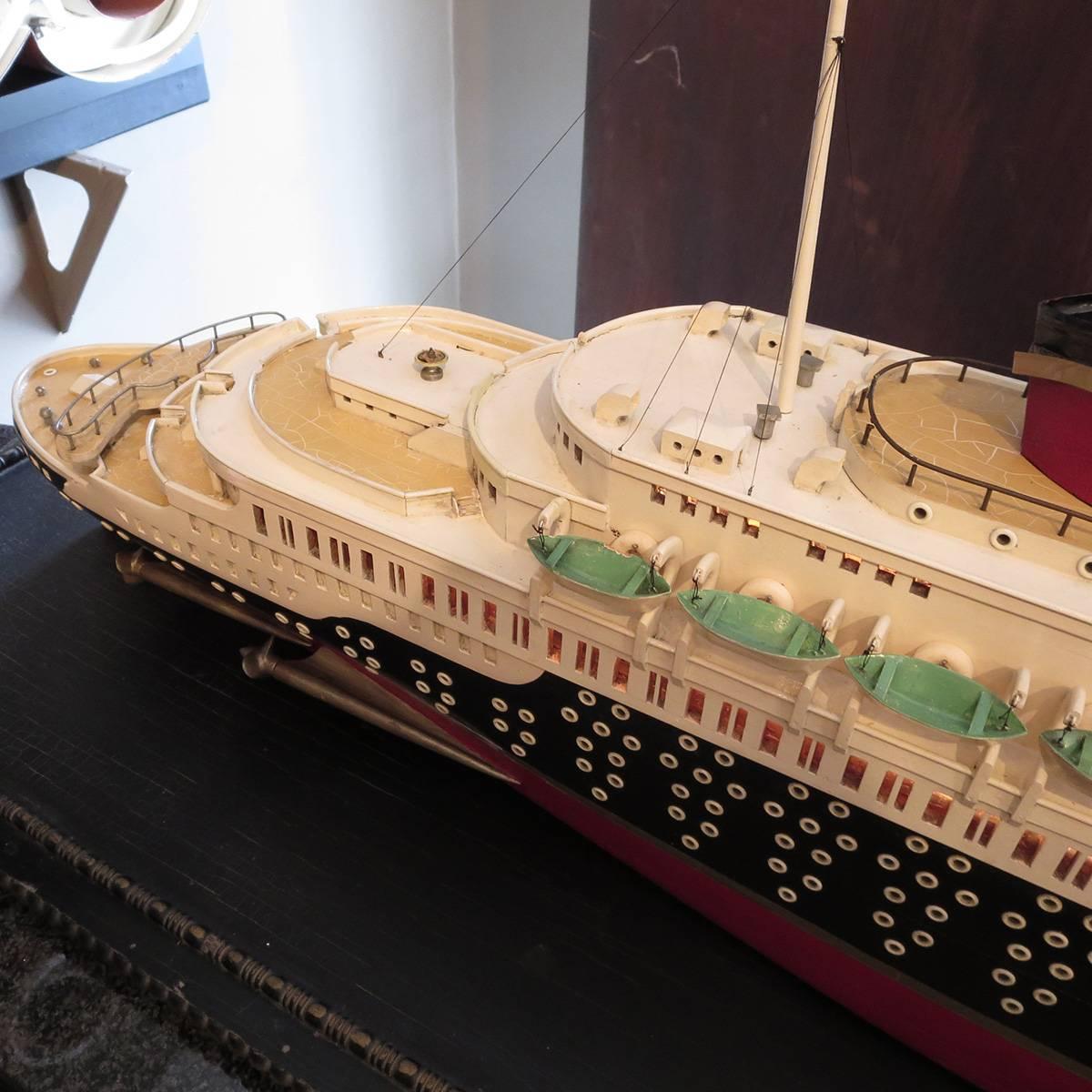 Milieu du XXe siècle Art déco S S Normandie Ocean Liner Travel Agency Display Model, circa 1935
