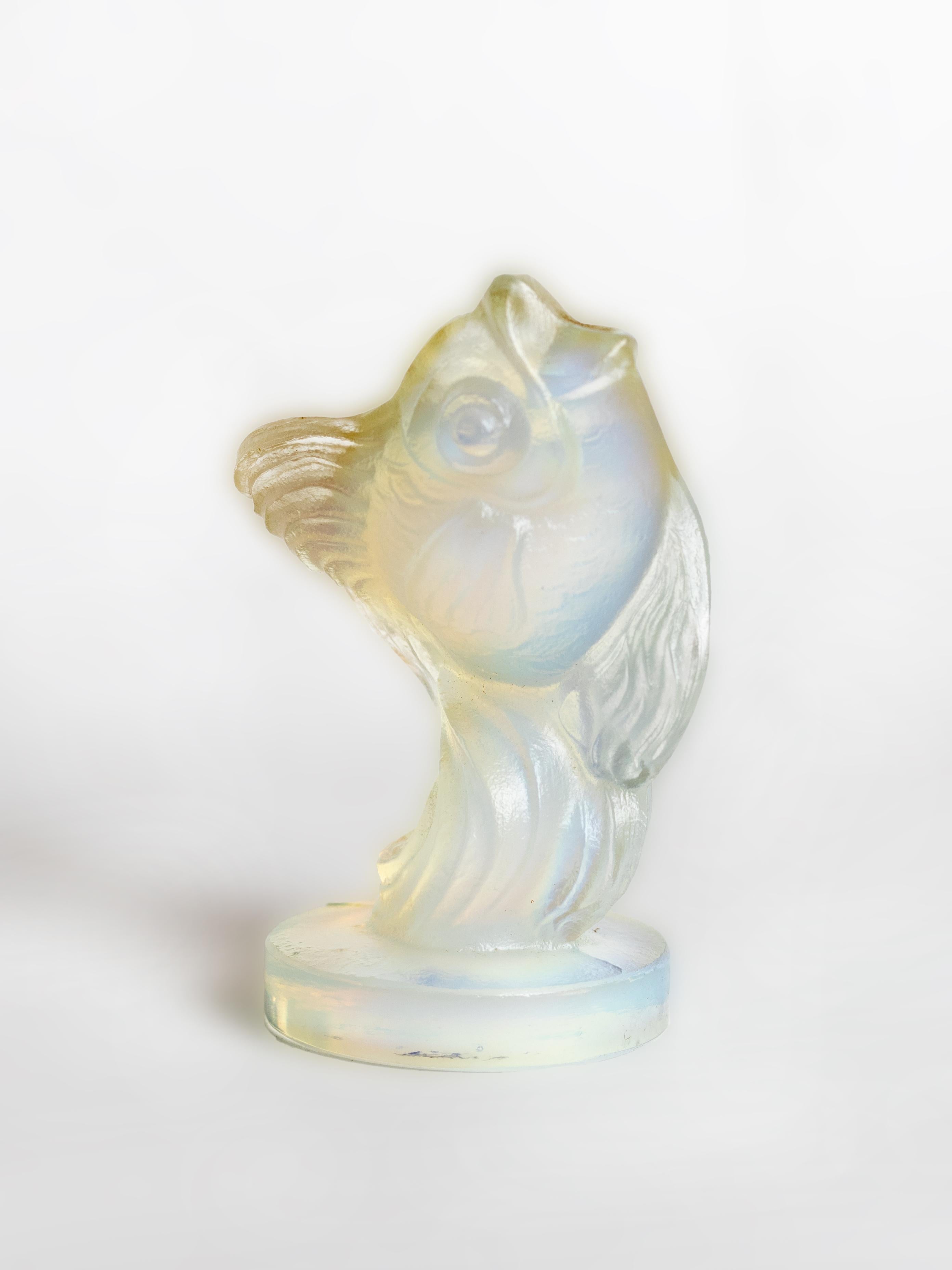 Figurine en verre opalin de style Art déco représentant un poisson, avec bouche en l'air, par Marius Ernest Sabino.
Vers 1933
