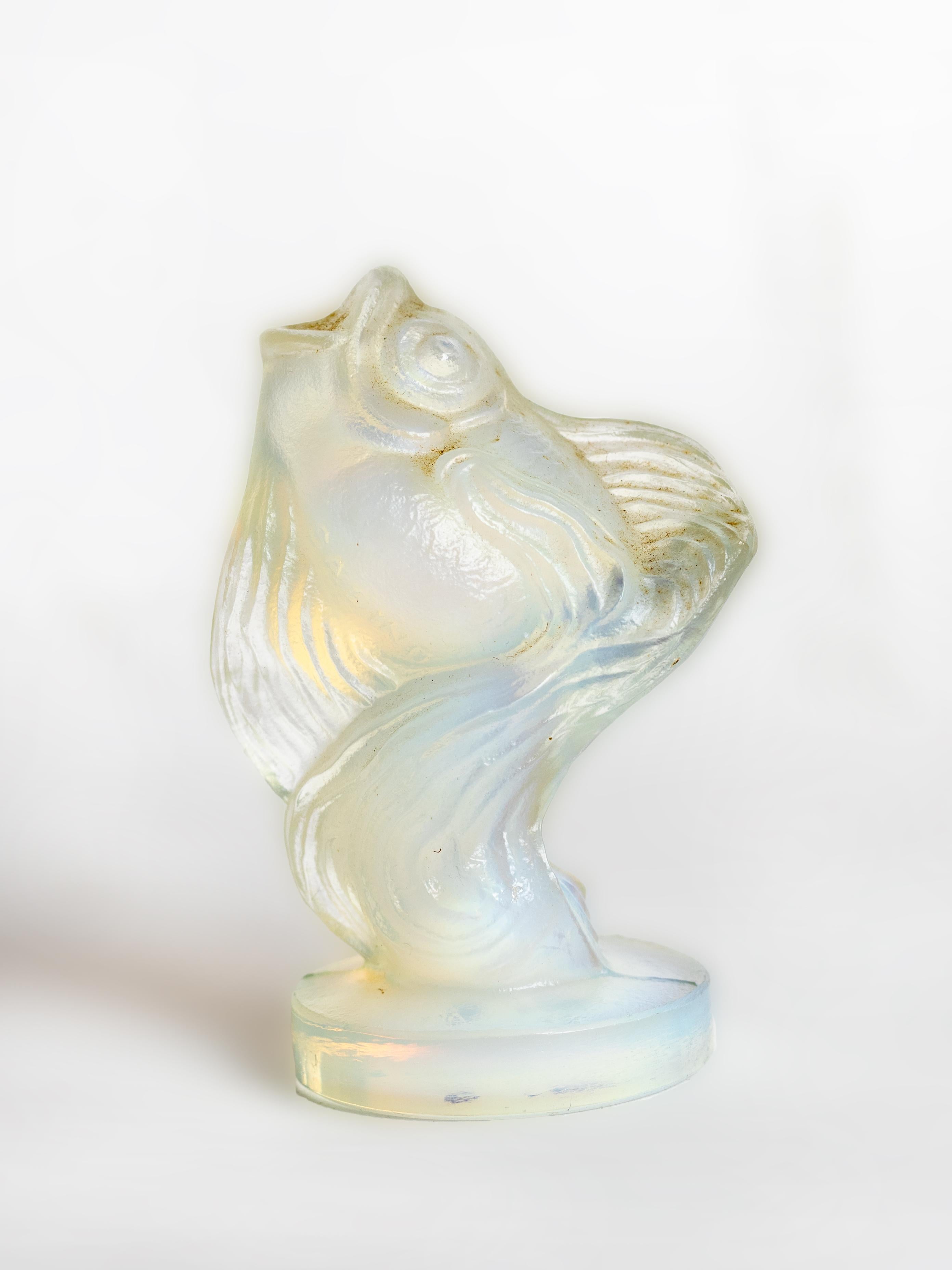 Figurine en verre opalin de style Art déco représentant un poisson, avec bouche en l'air, par Marius Ernest Sabino.
Vers 1933
