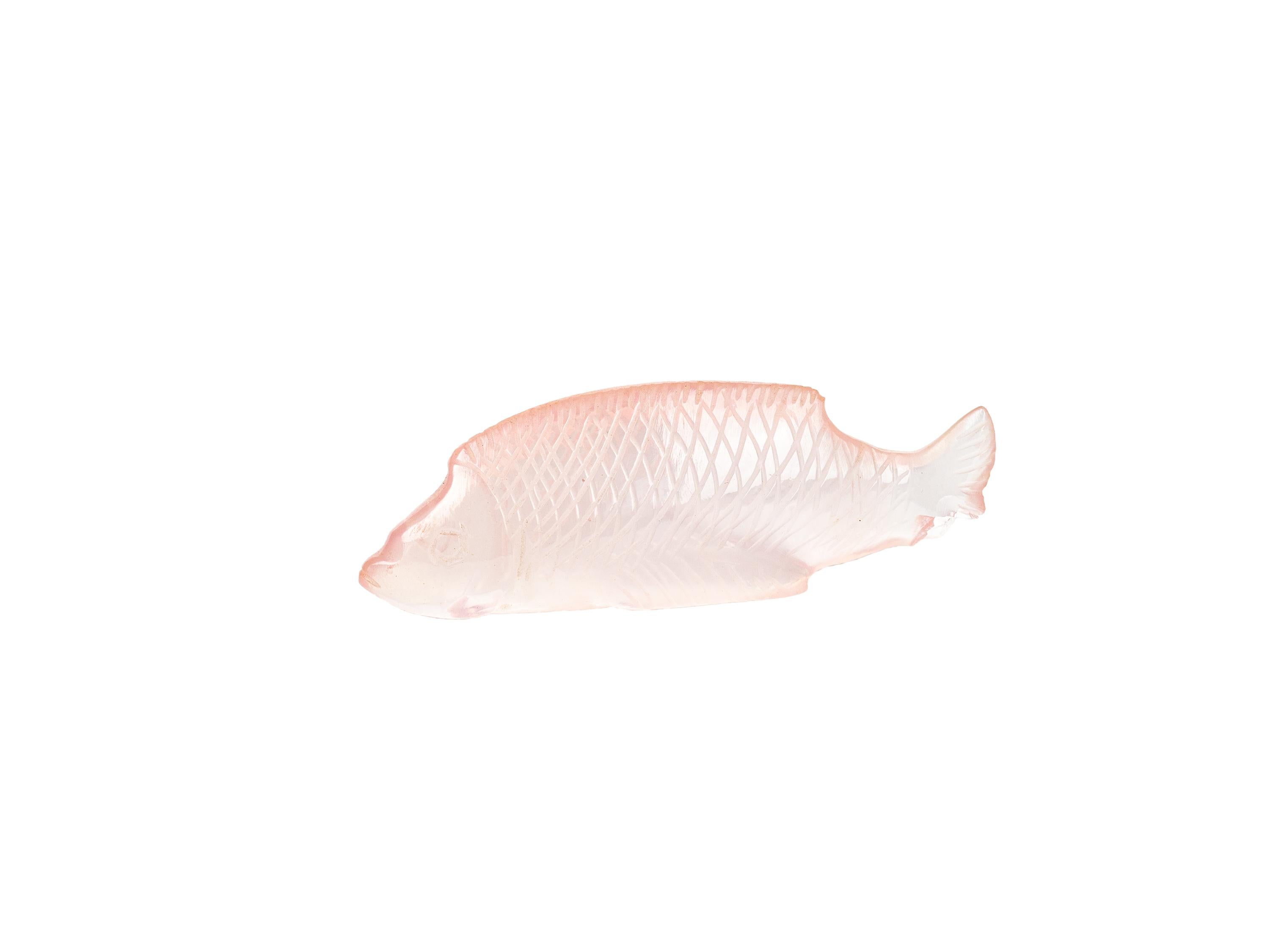 Exquise miniature en verre opalin avec poisson Sabino rose Art Déco
Signé 