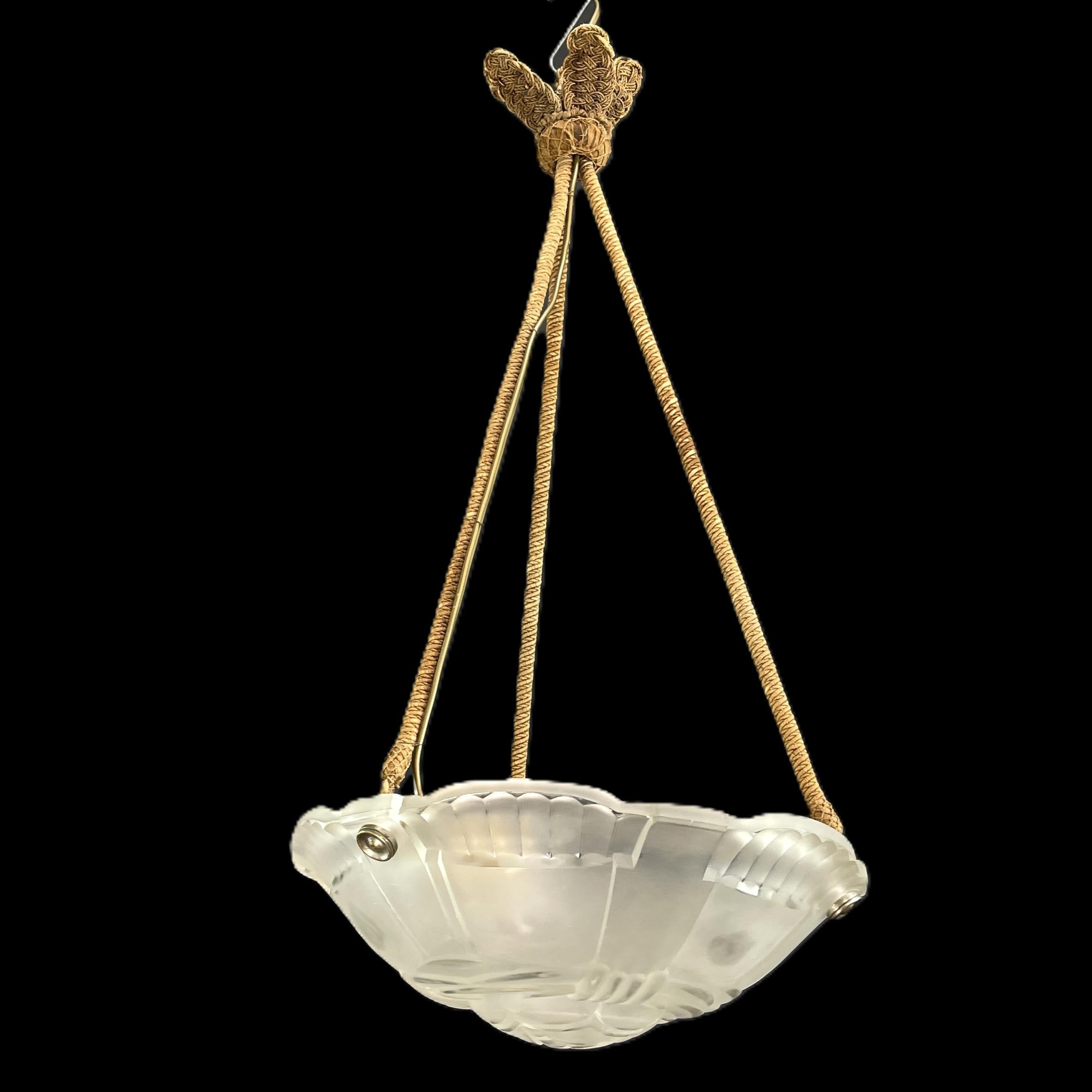 ART DECO SABINO Paris, ciotola per lampada da soffitto, anni '30

La lampada da soffitto ART DECO è un notevole esempio dell'artigianato e dello stile dell'inizio del XX secolo. 

La firma 